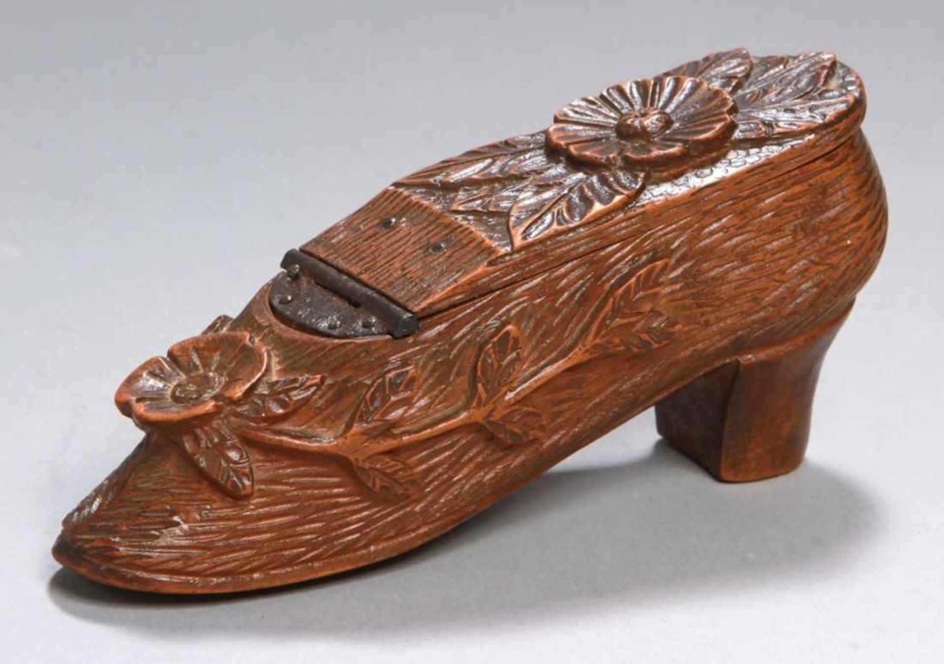 Holz-Tabatiere, "Damenschuh", alpenländisch, 19. Jh., fein beschnitzt, scharnierterDeckel, H 5 cm, L