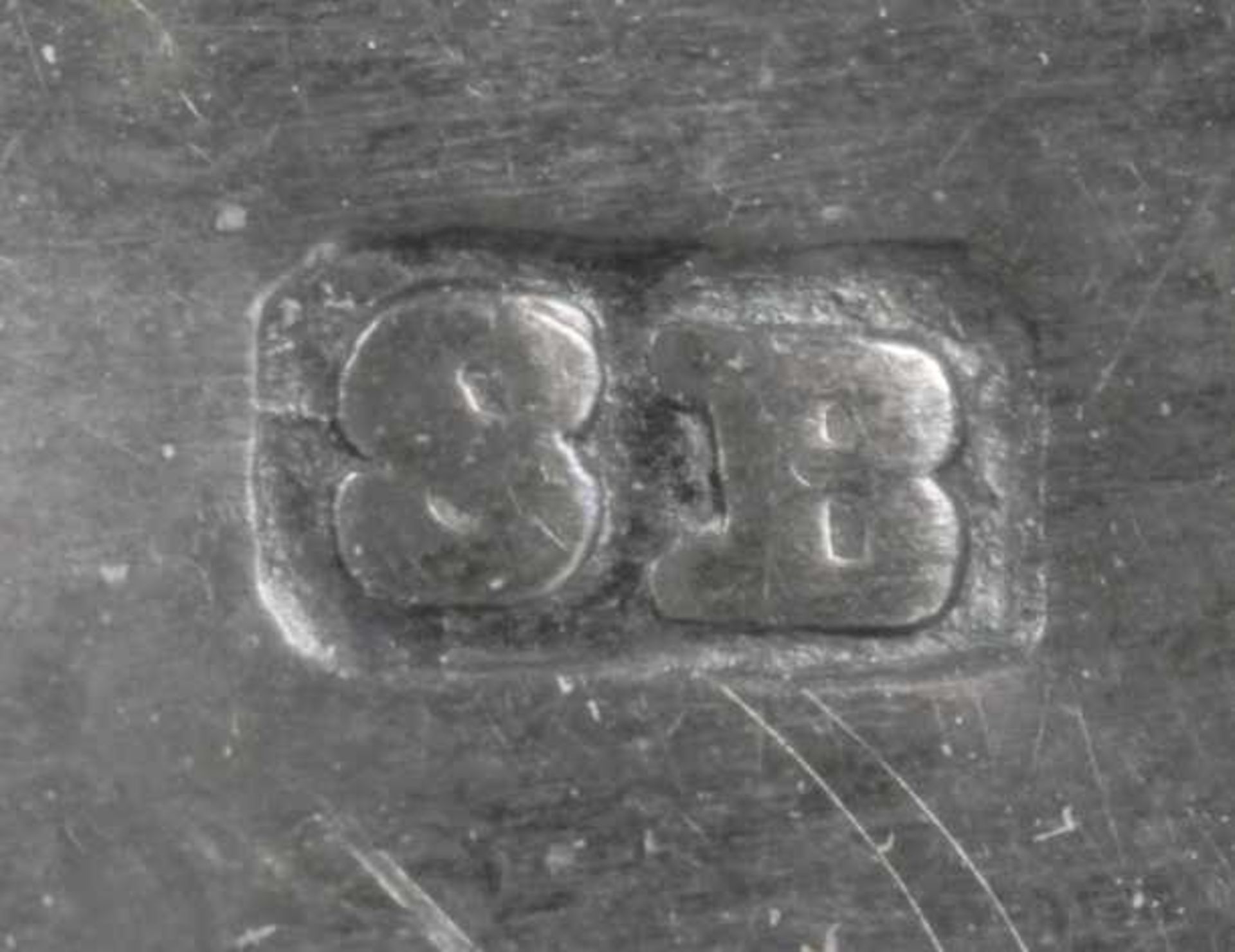 Ein Paar Tafelleuchter, 1-flg., 18. Jh., Silber, Meister: Bardet, Samuel, geb. in WillarKanton Bern, - Bild 5 aus 5