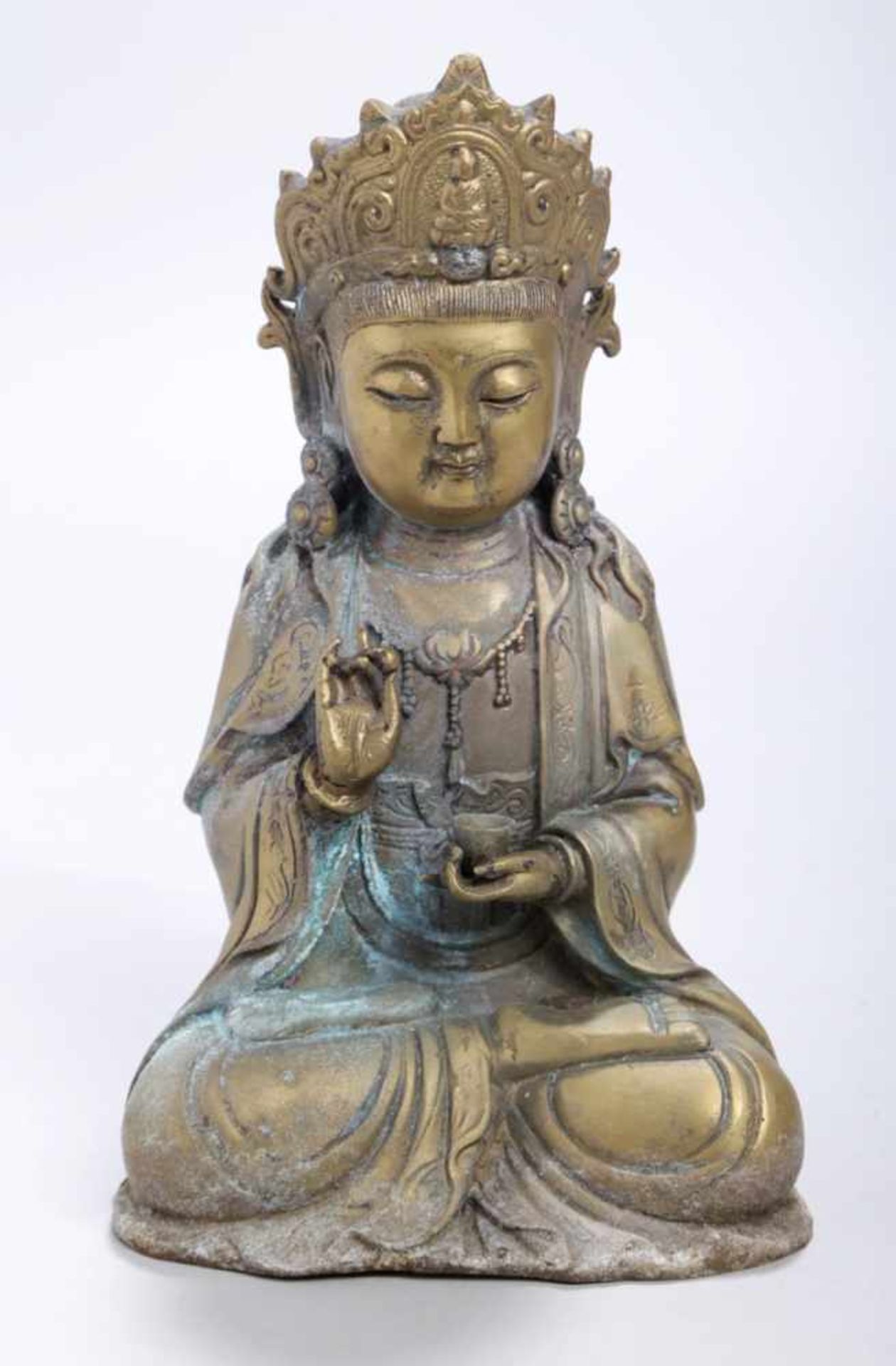 Bronze-Buddha, China, 20. Jh., vollplastische Darstellung in Meditationssitz infaltenreich