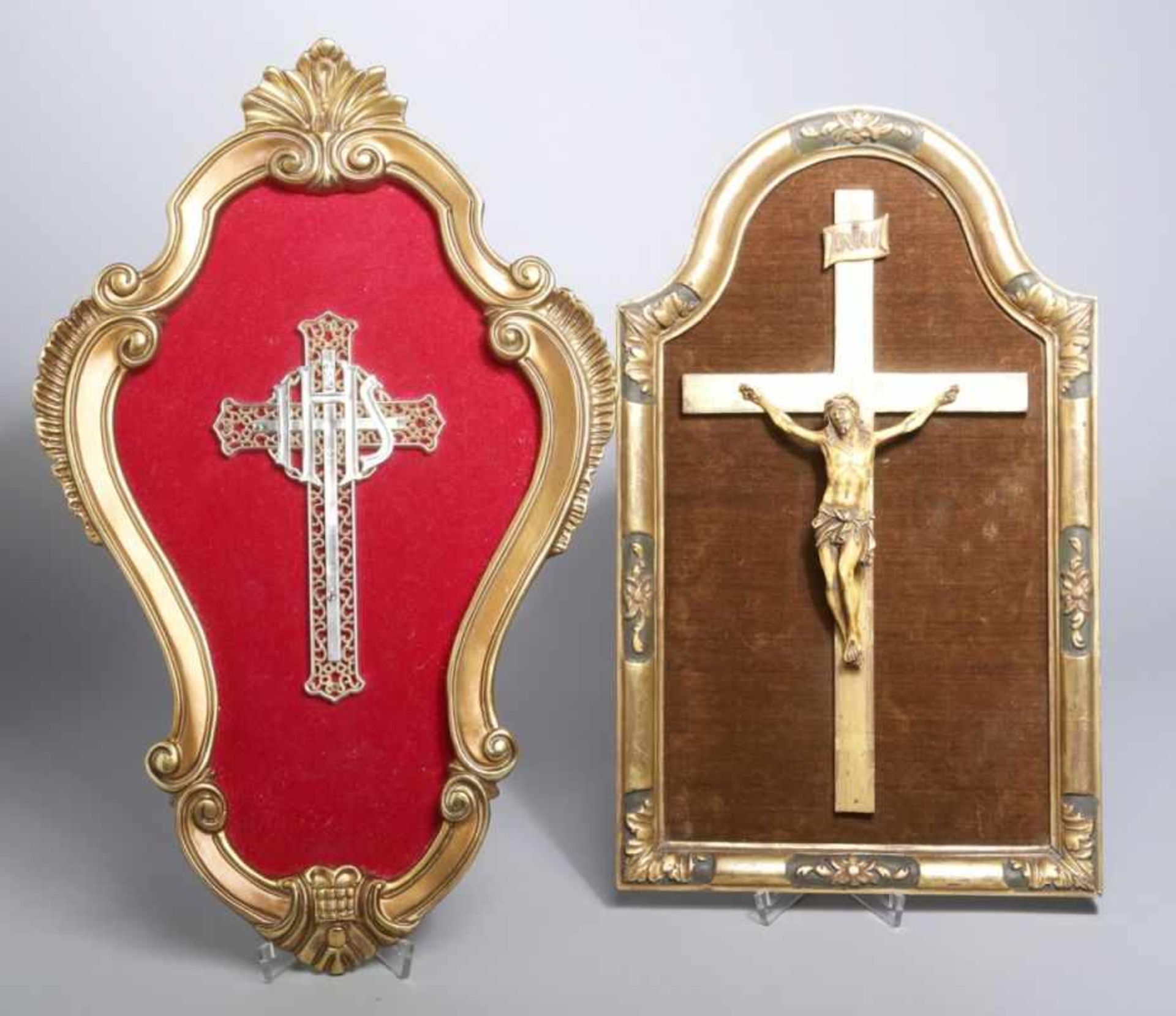 Konvolut Kreuze, 2-tlg., 20. Jh., Zelluloid-Corpus Christi an Holzkreuz auf Samt inHolzrahmung und