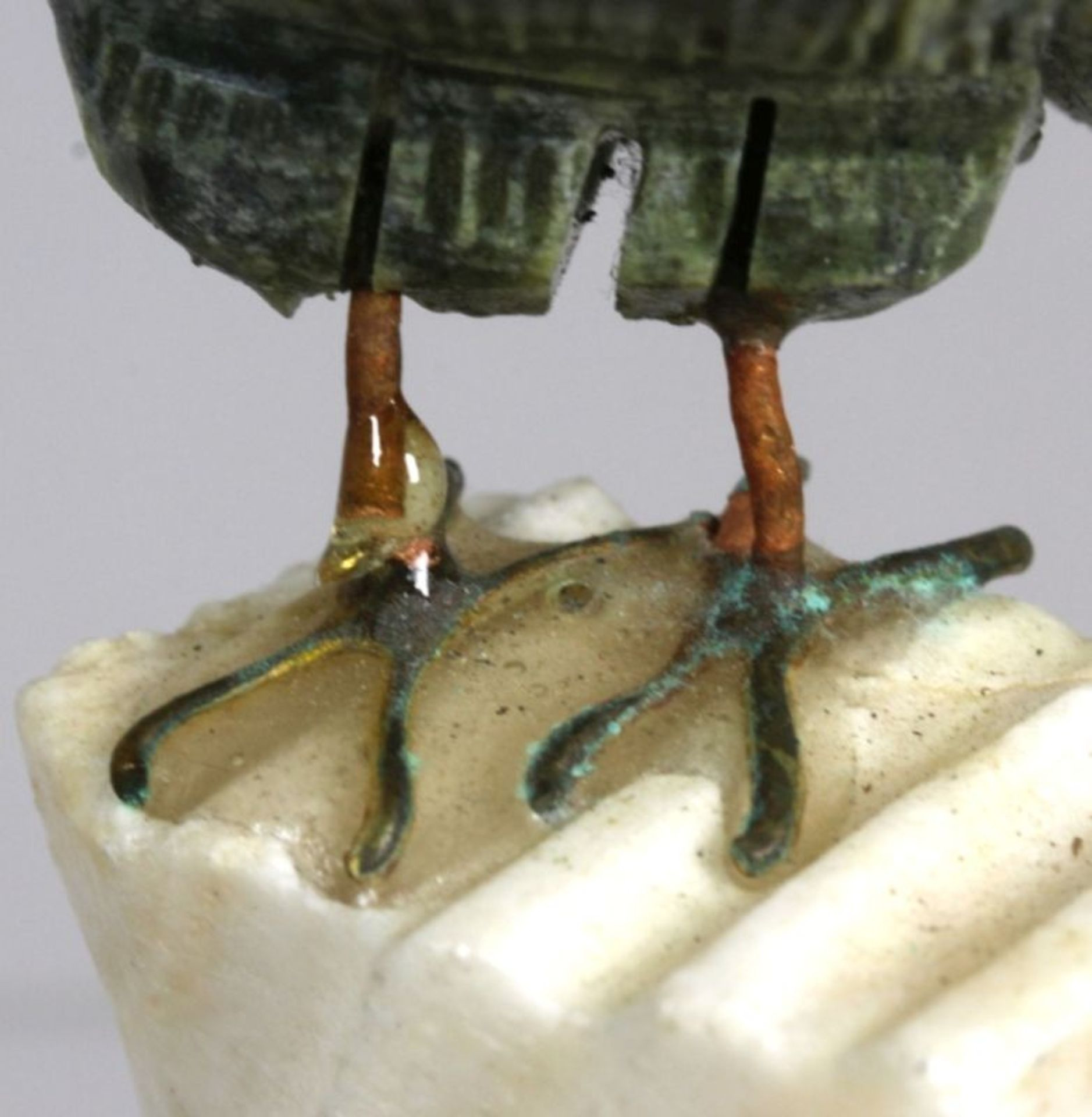 Stein-Vogel, auf Sockel hockende, vollplastische Darstellung mit zur Seite gedrehtem Kopf,geschnitzt - Bild 3 aus 3