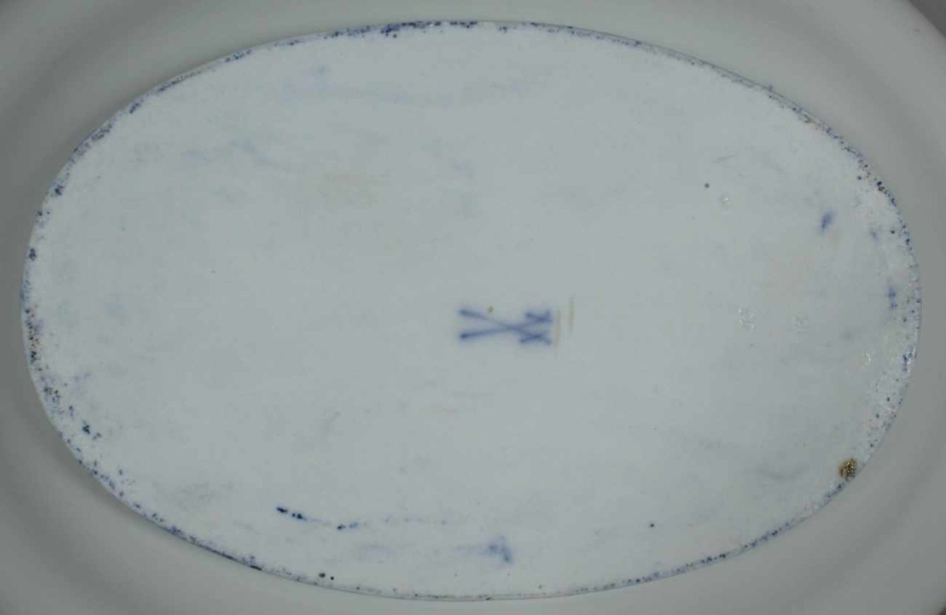 Porzellan-Deckelterrine, Meissen, 1. Hälfte 20. Jh., große, gebauchte Form mit Deckel,Blatthandhaben - Bild 2 aus 2