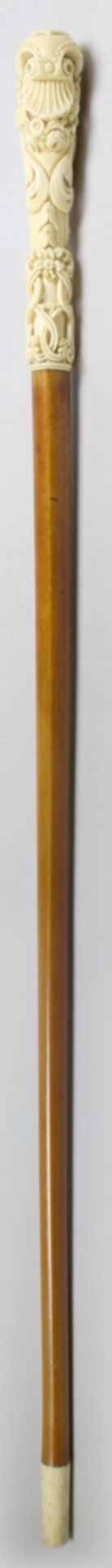 Spazierstock, 19. Jh., Schaft aus braunem Malakkarohr, Griff fein geschnitzt ausElfenbein, in Form - Bild 2 aus 4