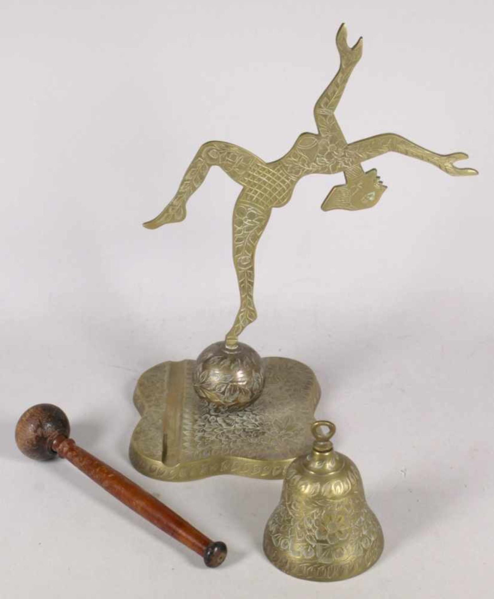 Messing-Tischglocke, "Tänzerin auf Kugel", wohl dt., 20/30er Jahre, abstrakte Darstellung,in Hand - Bild 2 aus 2