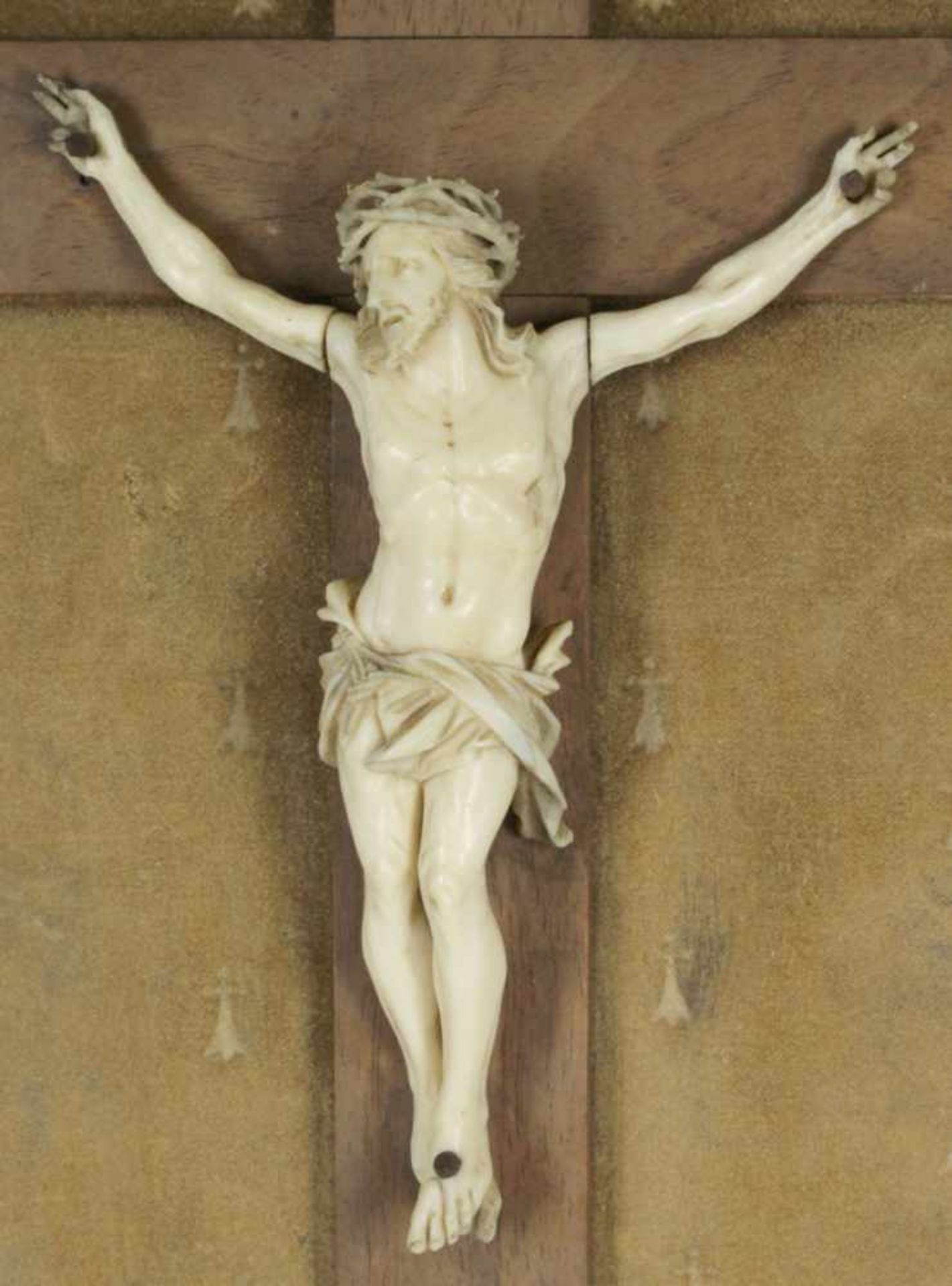 Elfenbein-Corpus Christi auf Holzkreuz in Rahmung, Frankreich, um 1900, vollplastischerCorpus - Bild 2 aus 4