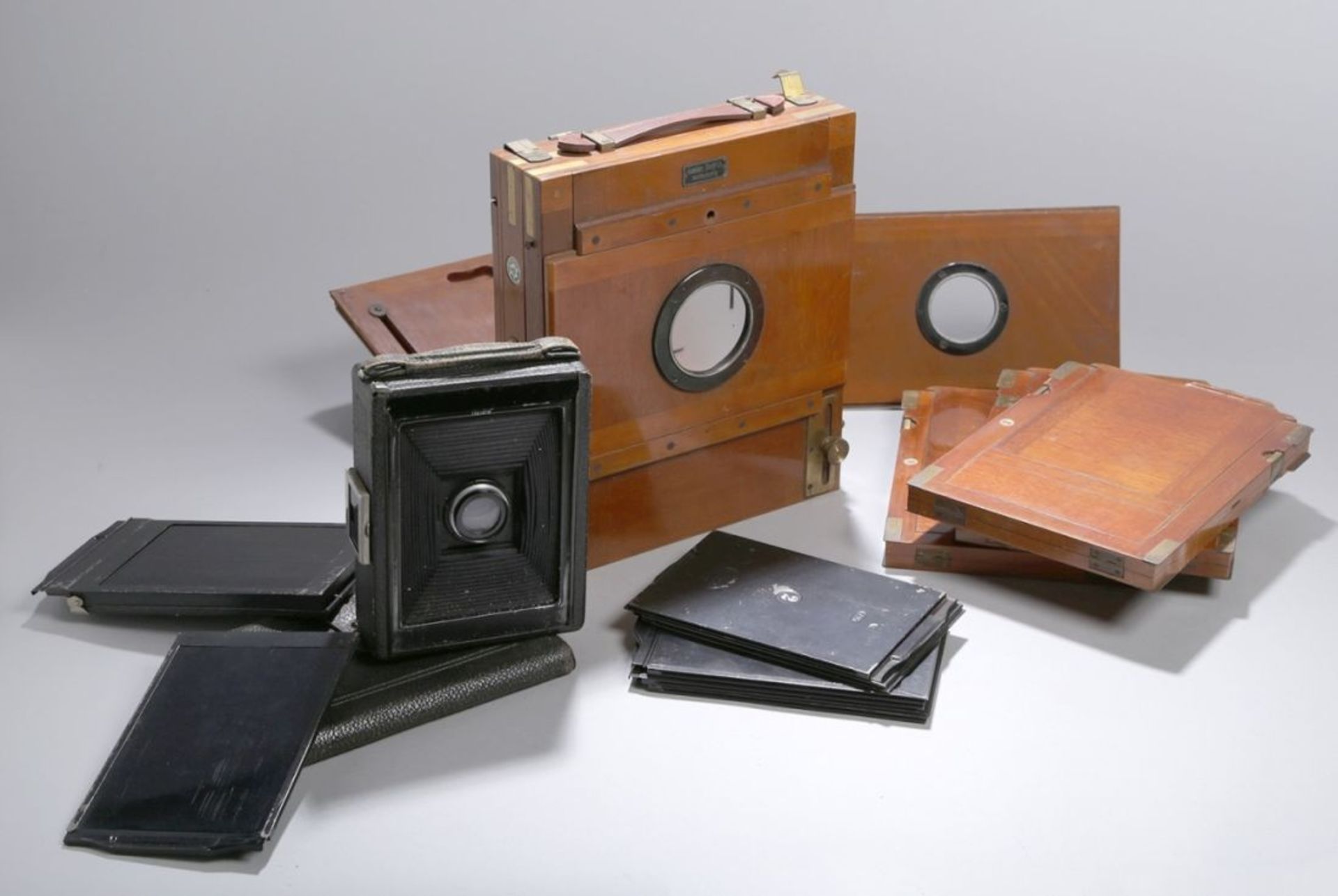 Konvolut Fotoapparate mit Zubehör, 2-tlg., unterschiedliche Hersteller, Materialien,Formen und