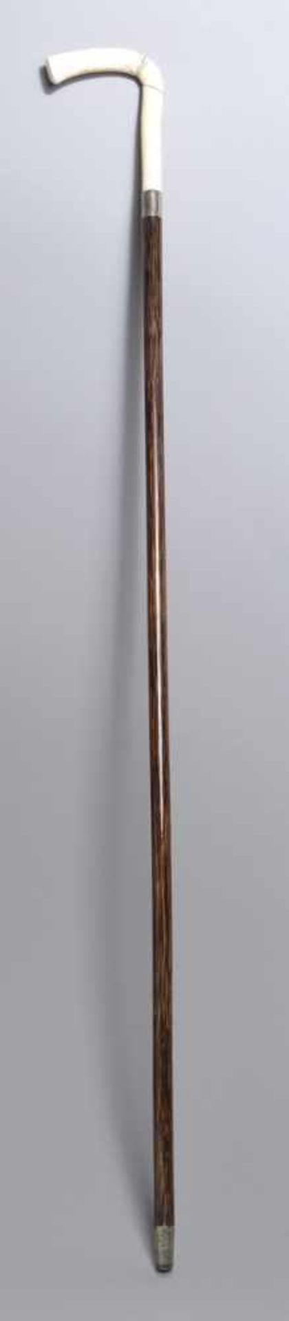 Spazierstock, um 1900, brauner Holzschaft, Griff aus Elfenbein, L 87 cm, Griff mitTrockenrissen