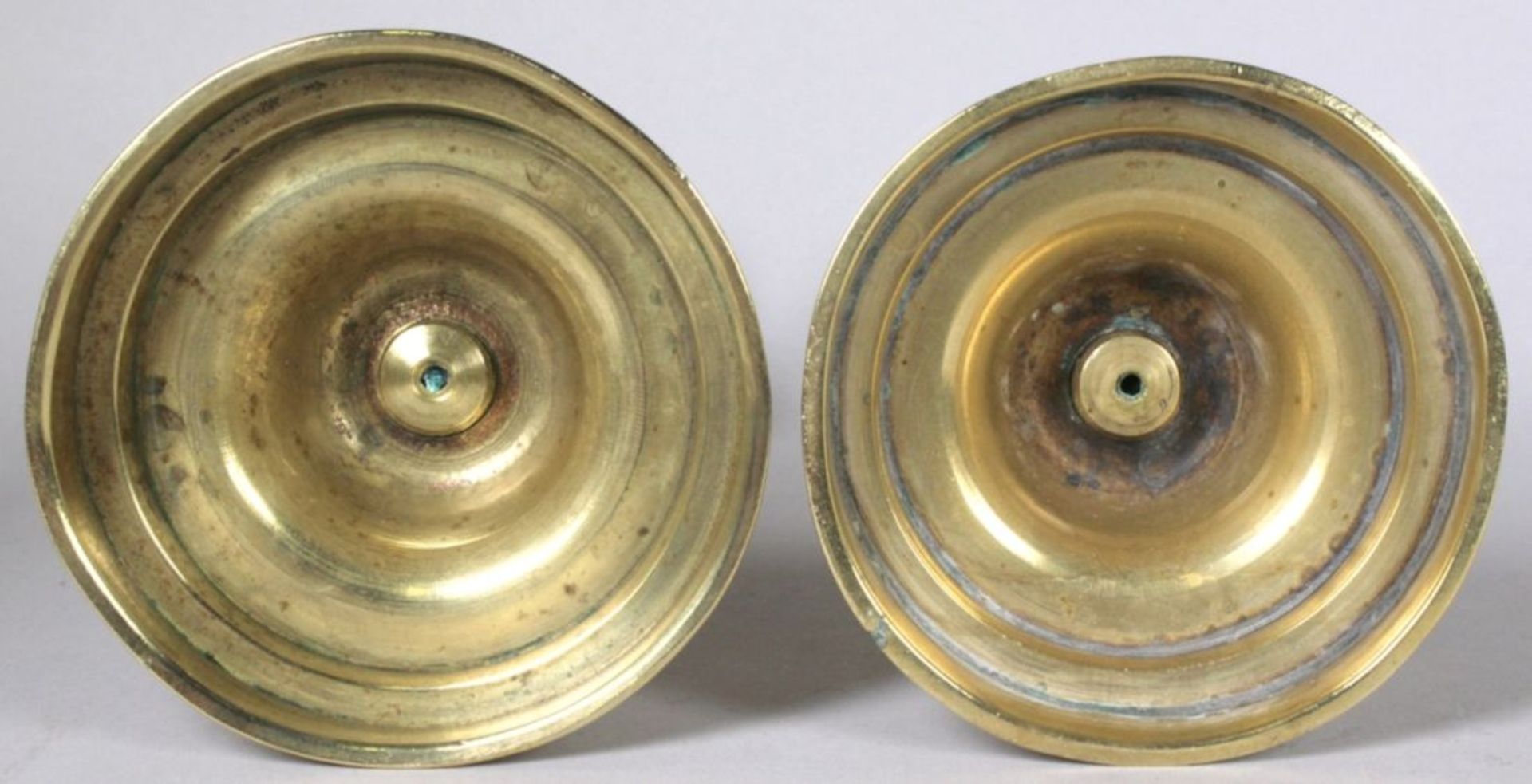 Zwei Messing-Schiebeleuchter, dt., 1. Hälfte 19. Jh., Rundstand mit trompetenförmigemAufbau und - Bild 2 aus 2