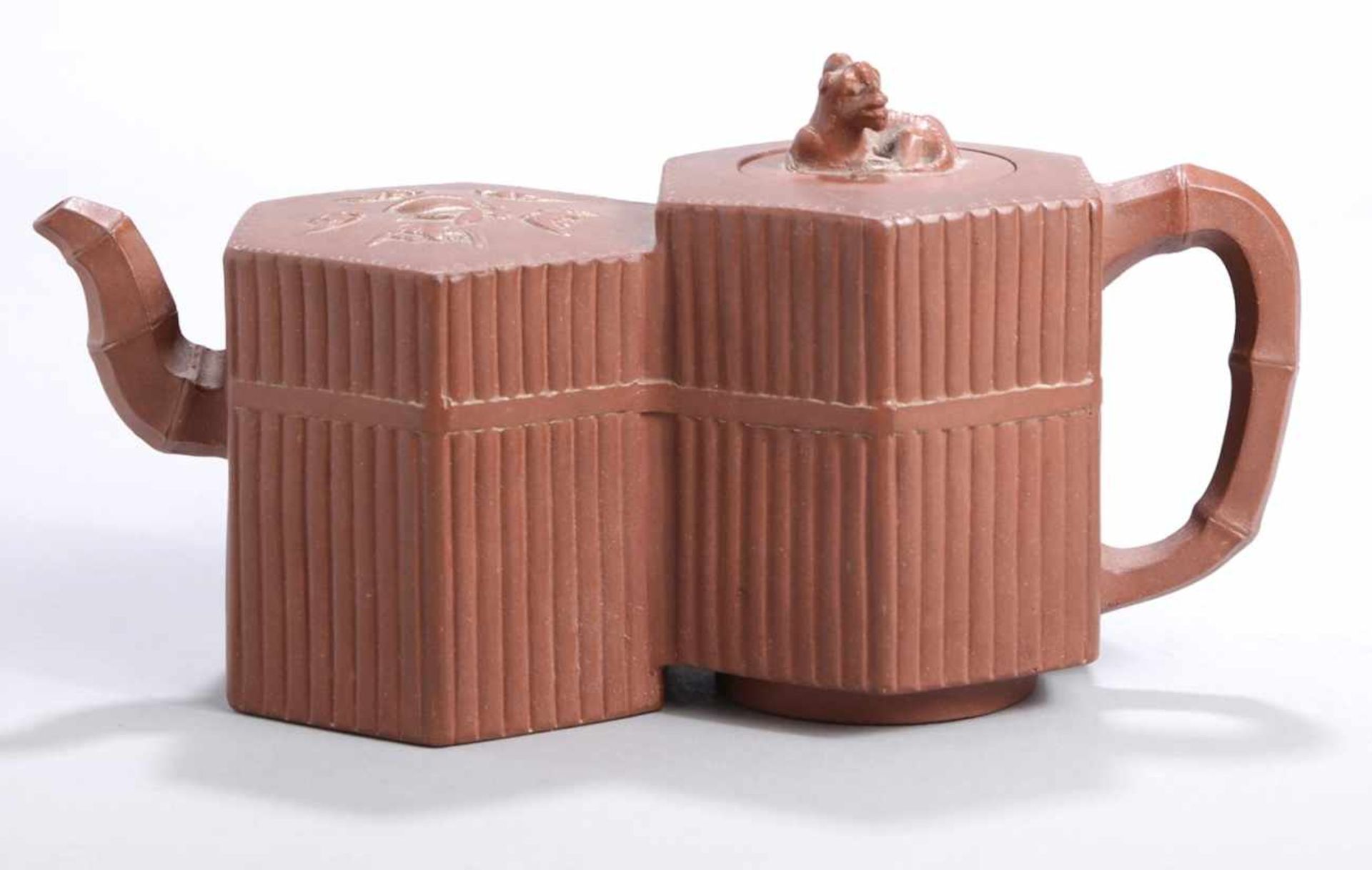 Terracotta-Teekännchen, China, 20. Jh., sechseckiger, zylindrischer Doppelkorpus mitastartig