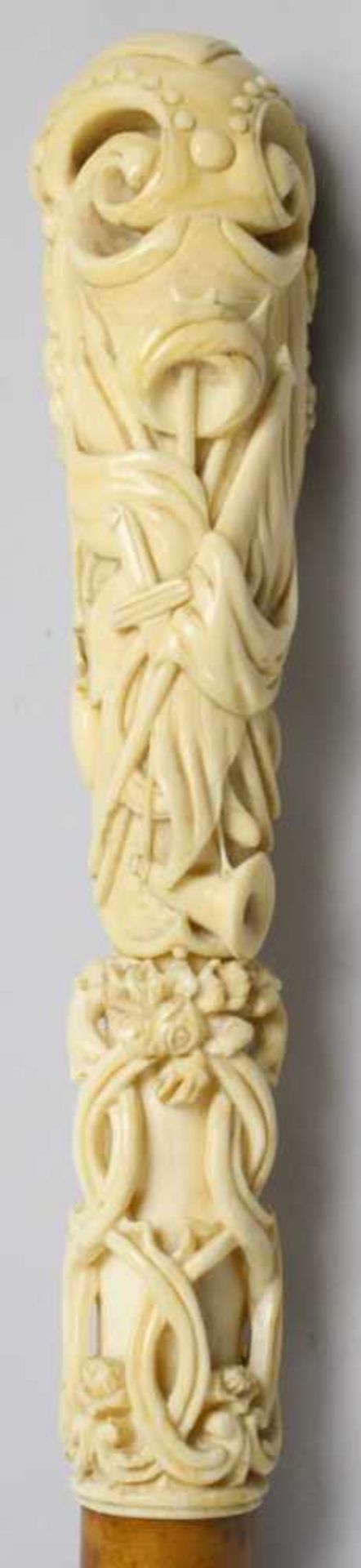 Spazierstock, 19. Jh., Schaft aus braunem Malakkarohr, Griff fein geschnitzt ausElfenbein, in Form - Bild 3 aus 4