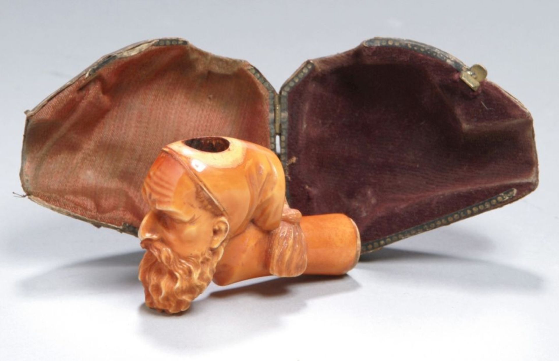 Meerschaum-Pfeifenkopf, um 1860, fein geschnitzt in Form von einem bärtigen Männerkopf, L6,5 cm,