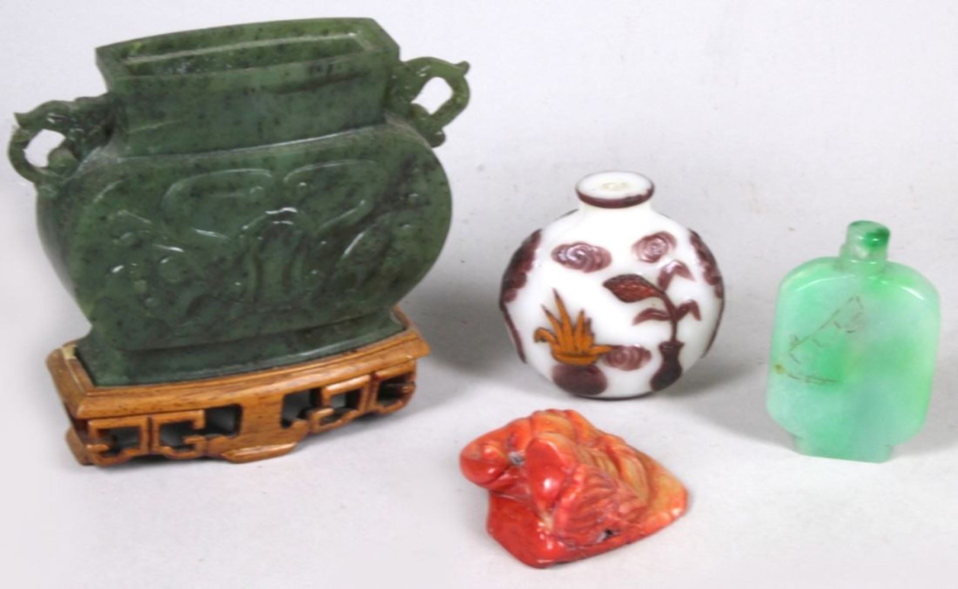 Konvolut Diverses, 4-tlg., China, bestehend aus: Vase, 2 Snuffbottles (1 St. ohne Stöpsel)und Figur, - Bild 2 aus 3