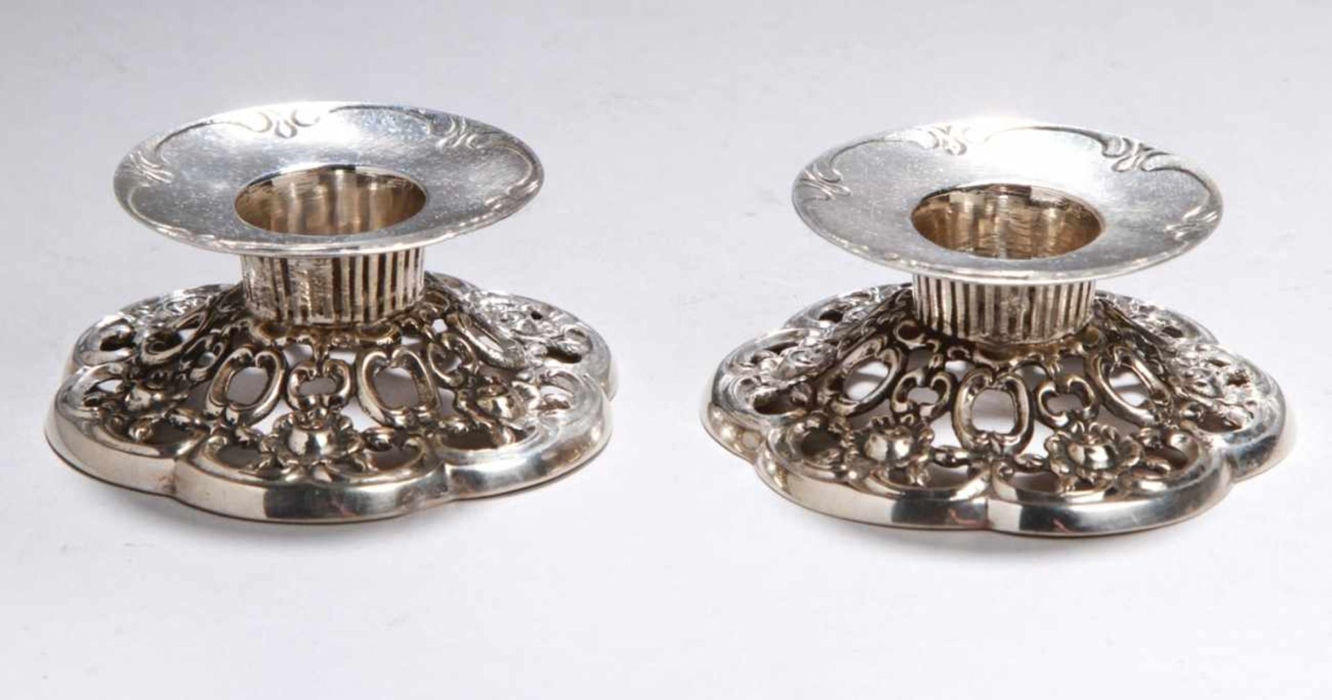Ein Paar Kerzen-Leuchterchen, 1-flg., wohl dt., Mitte 20. Jh., Silber 835, Fußdurchbrochen