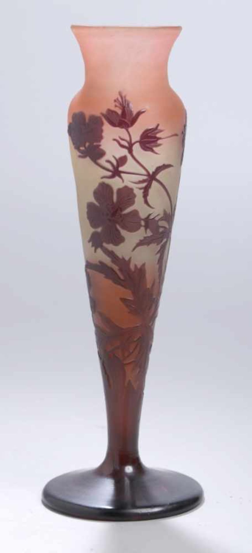 Glas-Ziervase, "Clématite", Emile Gallé, Nancy, um 1906-14, Tellerstand, schlanker, sichzur kleinen,