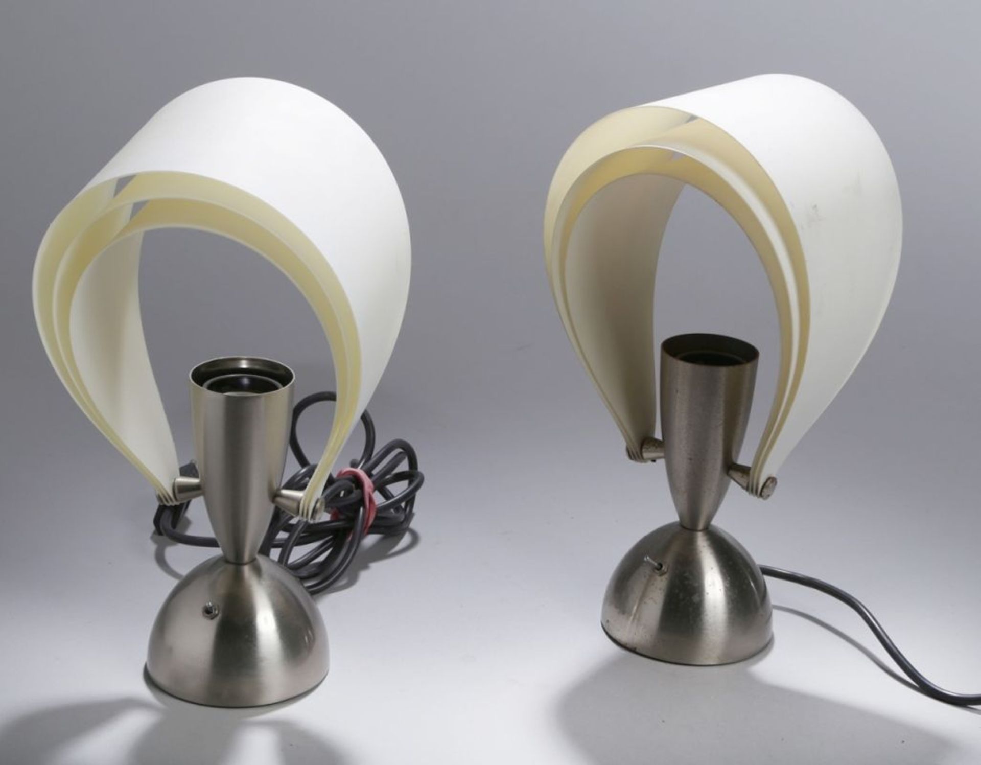 Ein Paar Tischlampen, "Soirée", Oluce, Italien, 70er Jahre, Metallfuß, beweglichePlastikfächer als