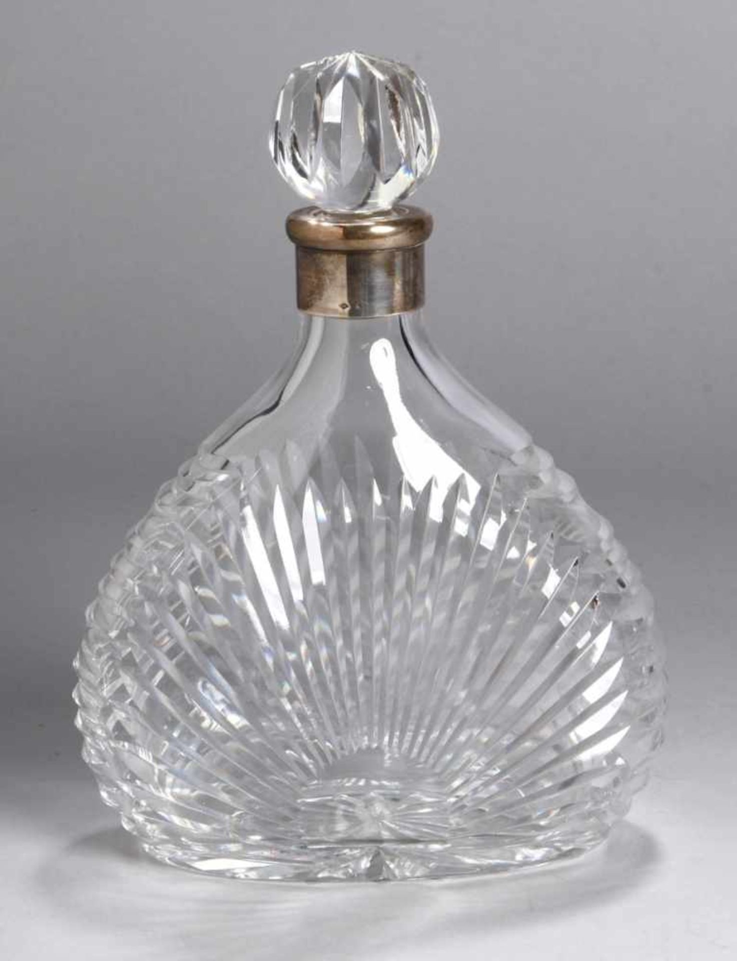 Glas-Karaffe, Frankreich, 1. Hälfte 20. Jh., farbloser Glaskorpus, Randmontur Silber,Kugelstöpsel, H