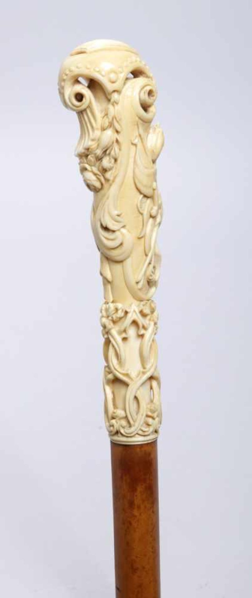 Spazierstock, 19. Jh., Schaft aus braunem Malakkarohr, Griff fein geschnitzt ausElfenbein, in Form