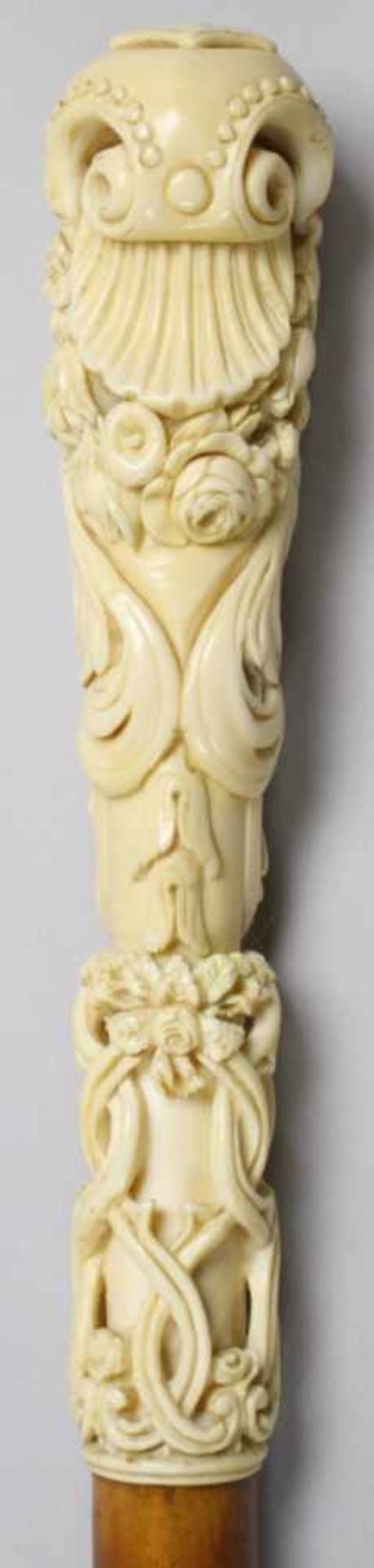 Spazierstock, 19. Jh., Schaft aus braunem Malakkarohr, Griff fein geschnitzt ausElfenbein, in Form - Bild 4 aus 4