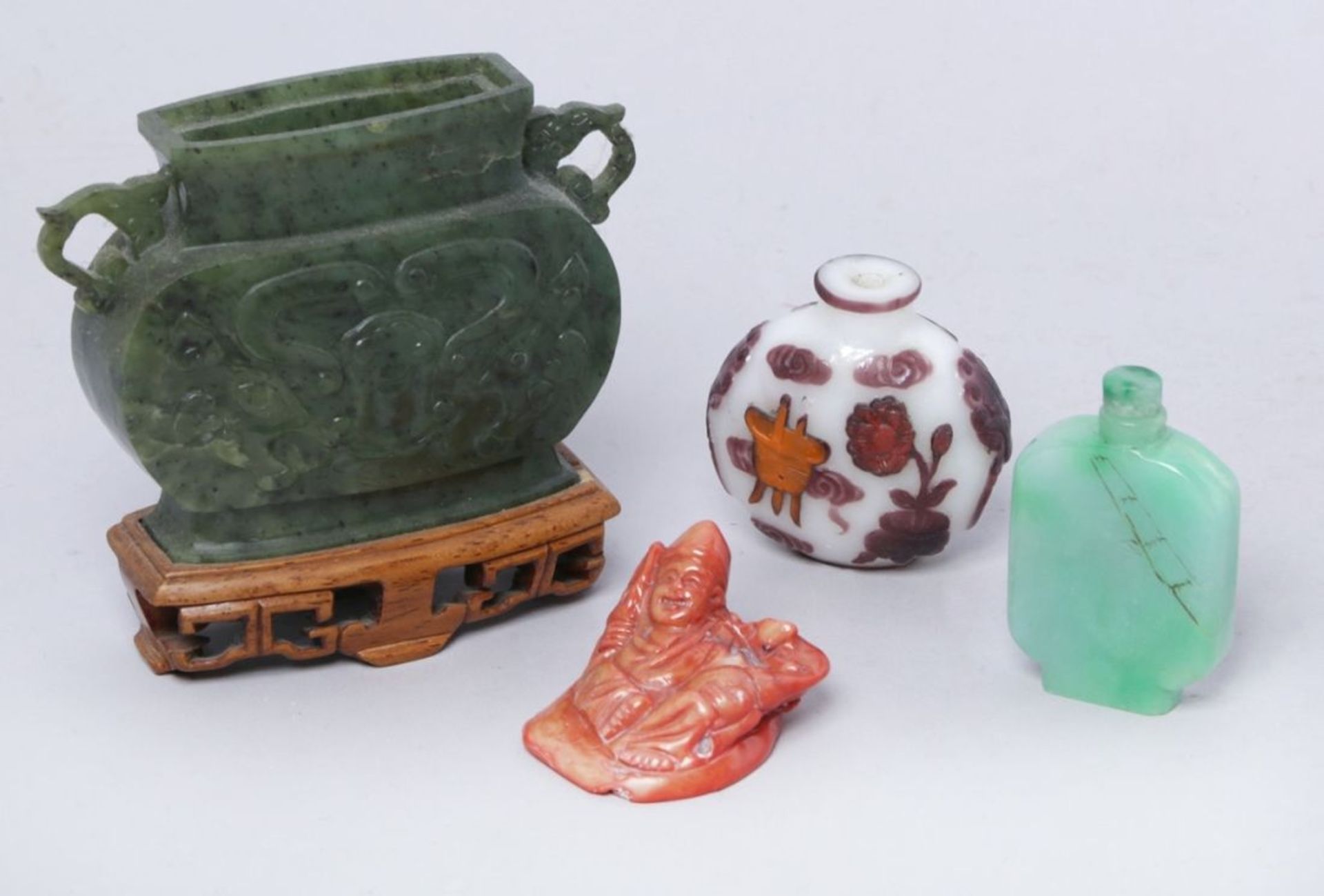 Konvolut Diverses, 4-tlg., China, bestehend aus: Vase, 2 Snuffbottles (1 St. ohne Stöpsel)und Figur,