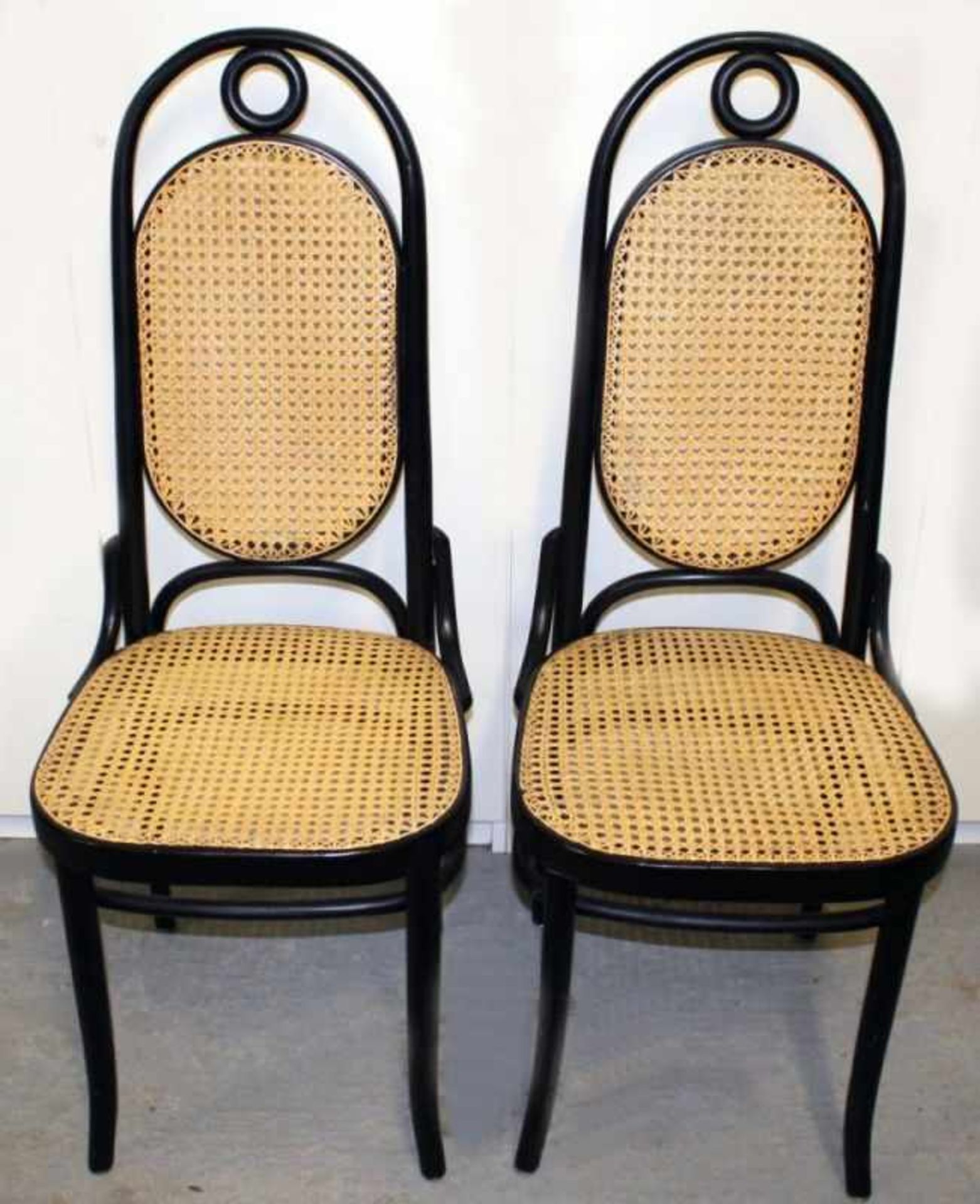 Ein Paar Stühle, wohl Thonet, neuzeitlich, Buchenbugholz, ebonisiert, Sitz und Rücken