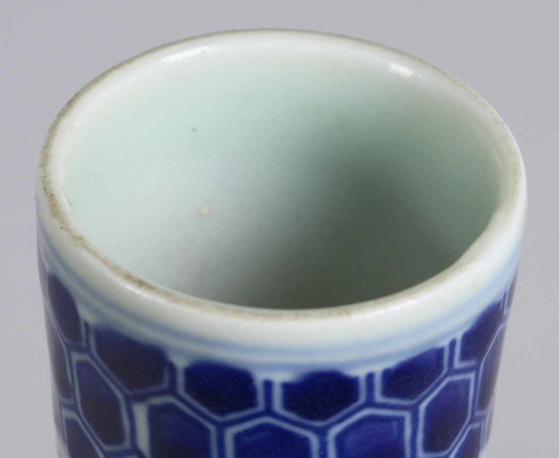 Porzellan-Ziervase, China, 19./20. Jh., über eingezogenem Rundstand tropfenförmiggebauchter Korpus - Bild 3 aus 5