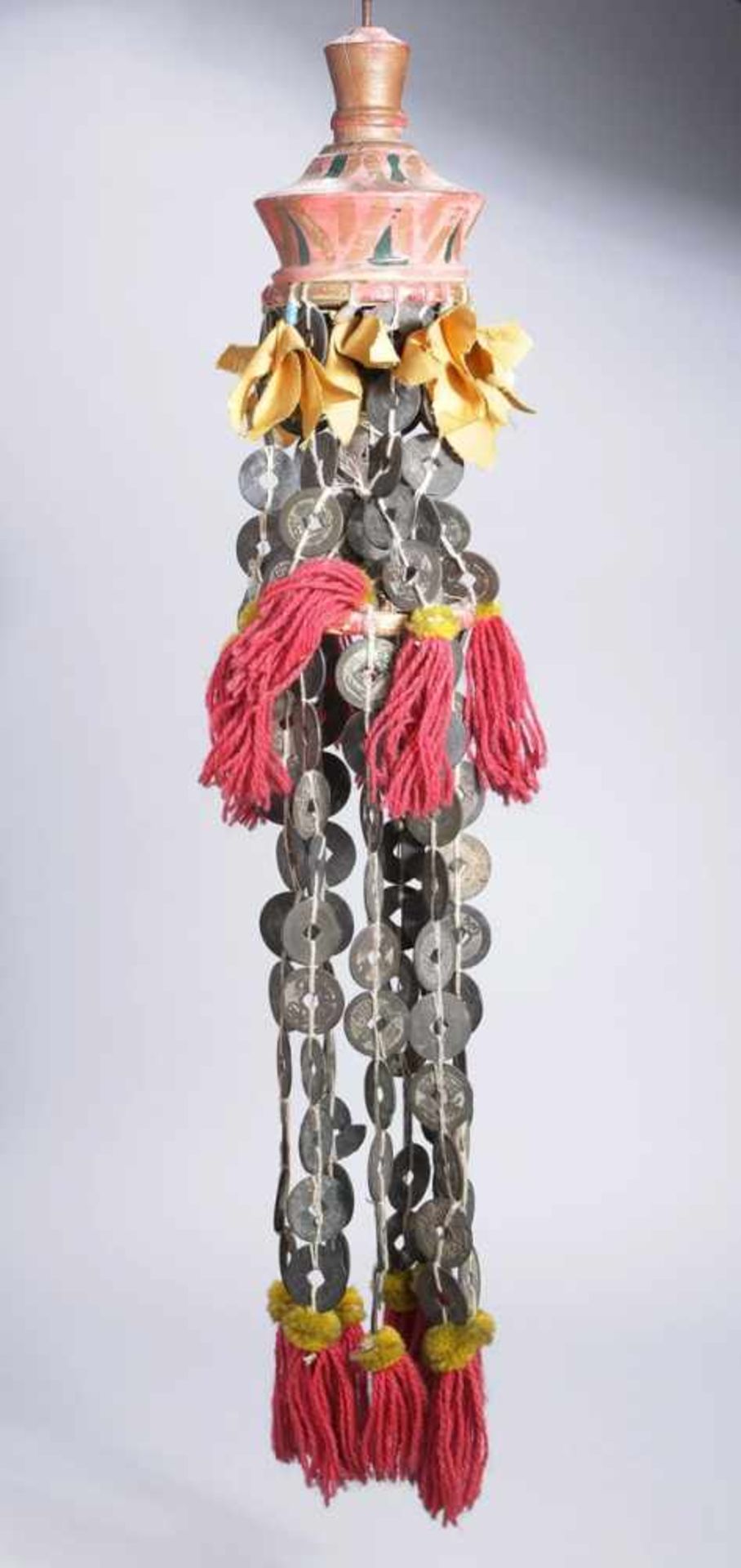 Windspiel, China, 20. Jh., gefertigt aus Holz, Stoff, Perlen und Schnurgehänge mit über120 Cash-