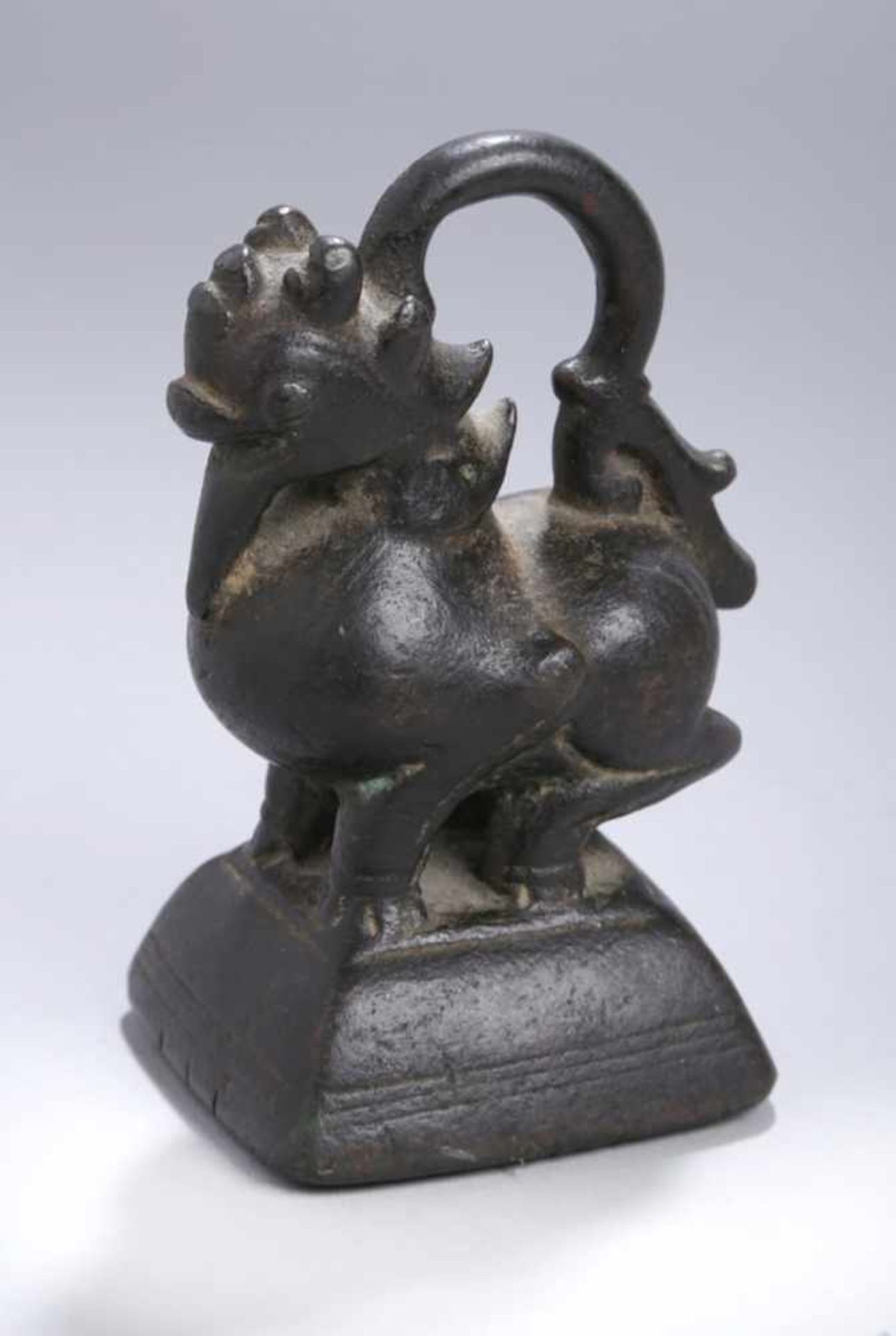 Bronze-Opiumgewicht, Burma, 18. Jh., gearbeitet in Form von Löwe mit Henkel auf Sockel,schöne,