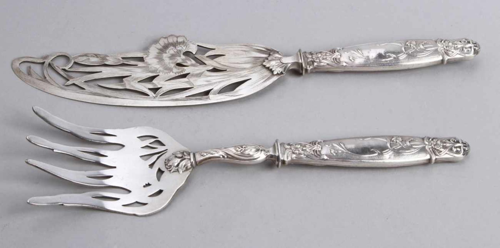 Fisch-Vorlegebesteck, 2-tlg., Frankreich, um 1900, Griffe Silber 950, Arbeitsteile Metallversilbert,