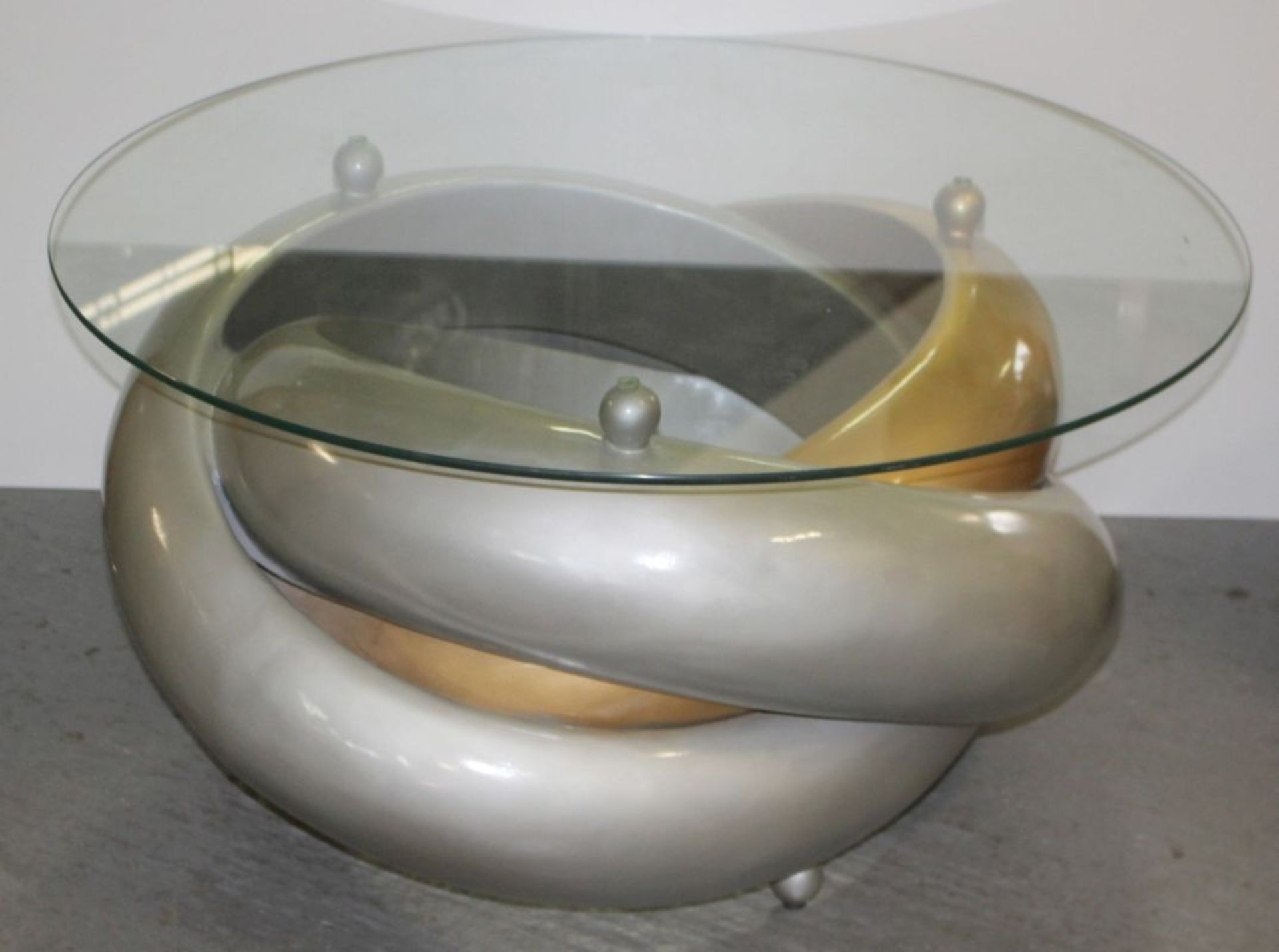Designer Tisch, um 1970, runde Form, Gestell aus 3 in einander gearbeiteten Ringen,Material nicht