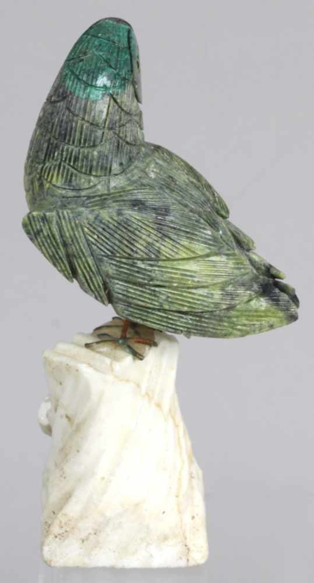 Stein-Vogel, auf Sockel hockende, vollplastische Darstellung mit zur Seite gedrehtem Kopf,geschnitzt - Bild 2 aus 3