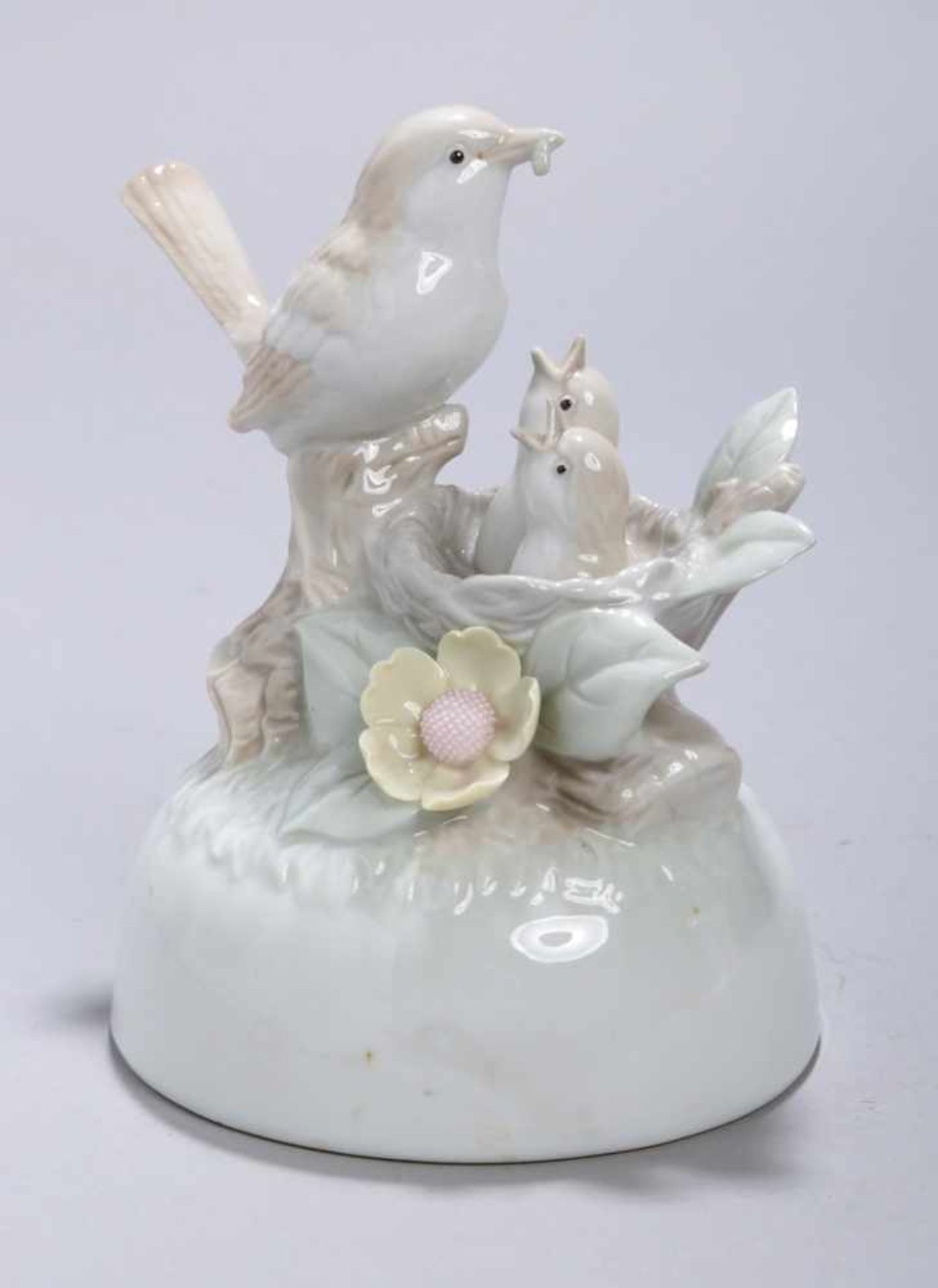 Porzellan-Tierplastik, "Vogel mit Nest", ungemarkt, 20. Jh., auf gewölbtem,naturbewachsenem
