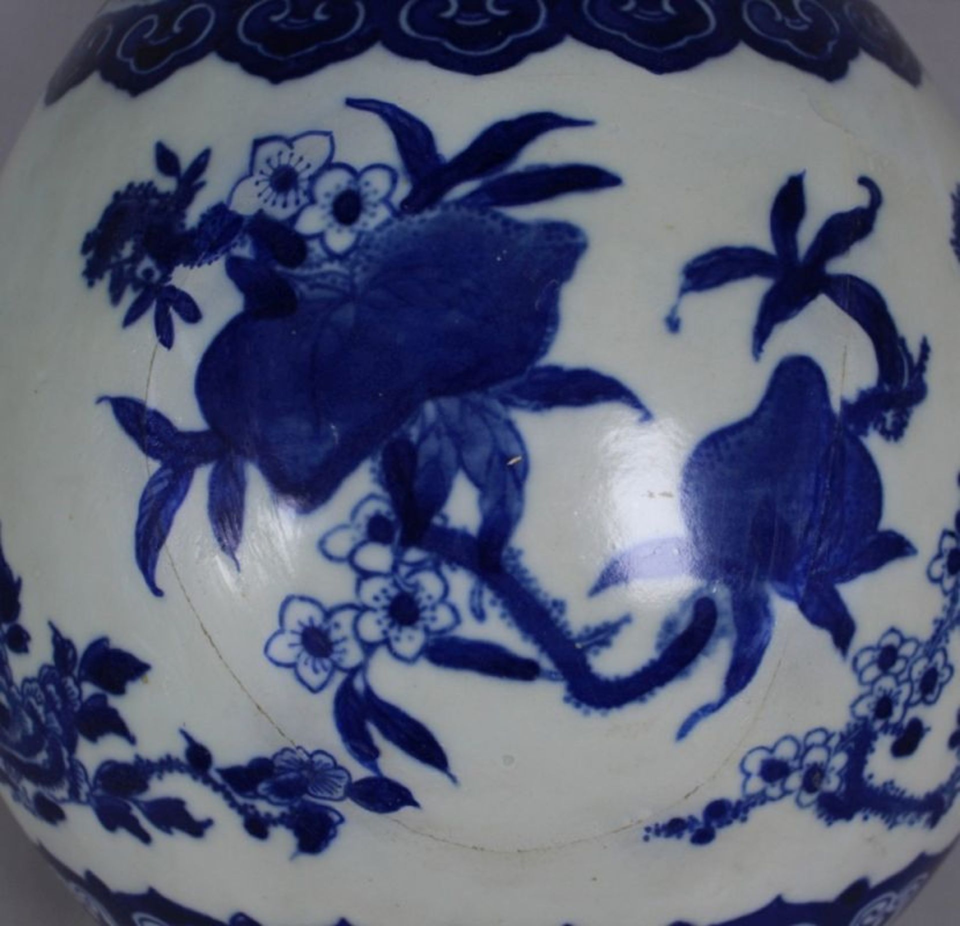 Porzellan-Ziervase, China, 19./20. Jh., über eingezogenem Rundstand tropfenförmiggebauchter Korpus - Bild 4 aus 5