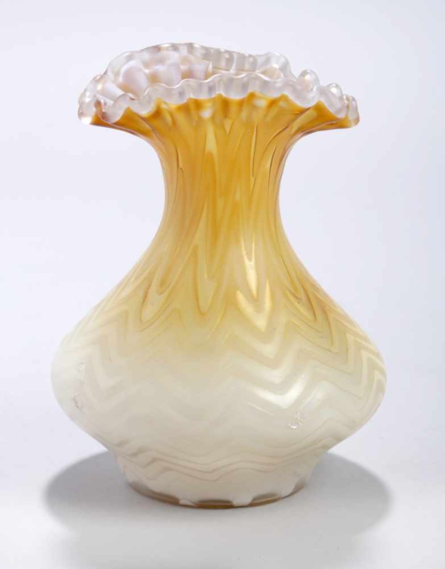 Glas-Ziervase, Gräflich Harrach'sche Glasfabrik, Neuwelt, um 1890, Rundstand,zwiebelförmiger