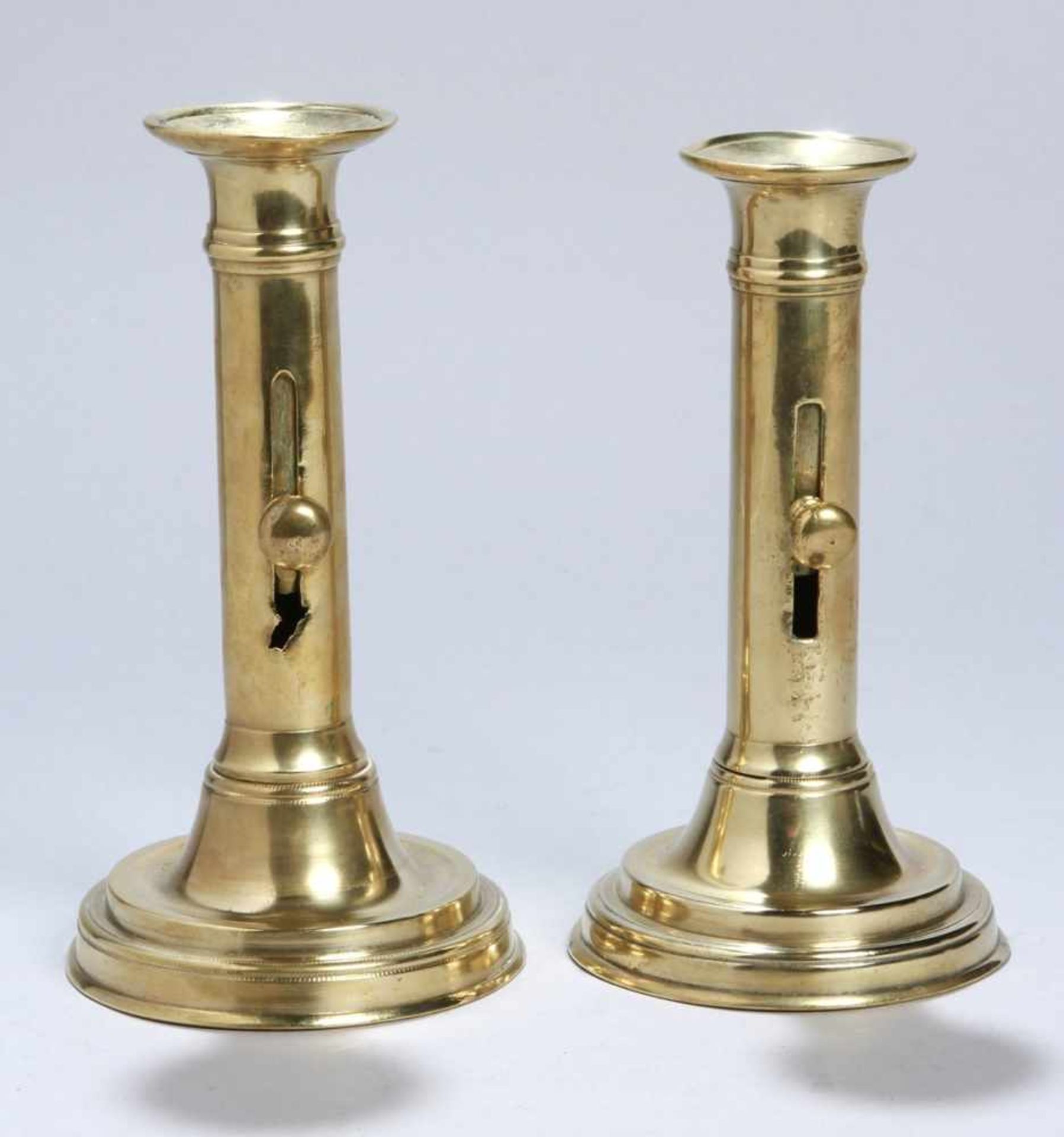Zwei Messing-Schiebeleuchter, dt., 1. Hälfte 19. Jh., Rundstand mit trompetenförmigemAufbau und