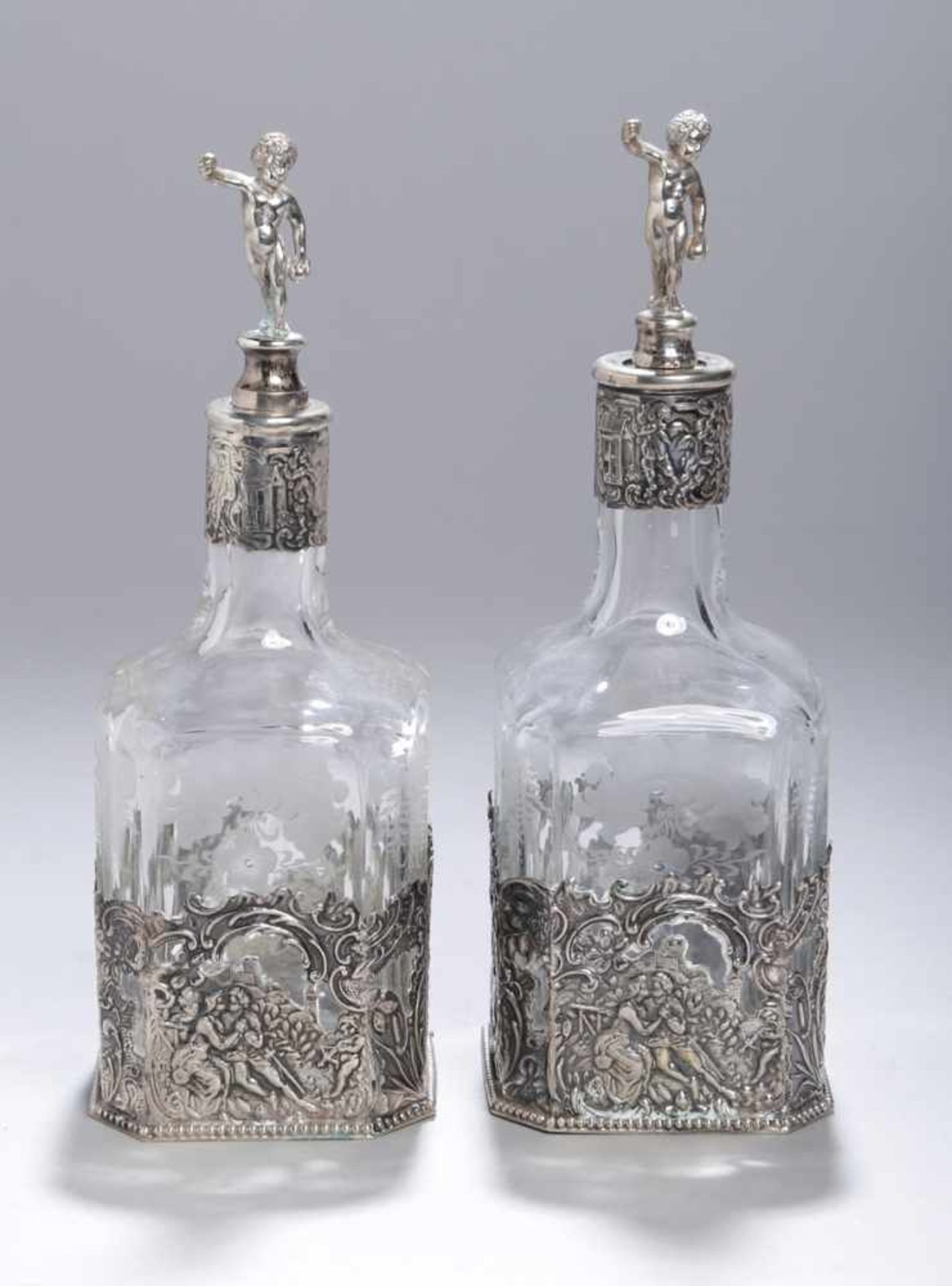 Ein Paar Karaffen, dt., wohl Neresheimer, um 1900, Klarglaskorpus mit geätztemFloraldekor, Ausguss