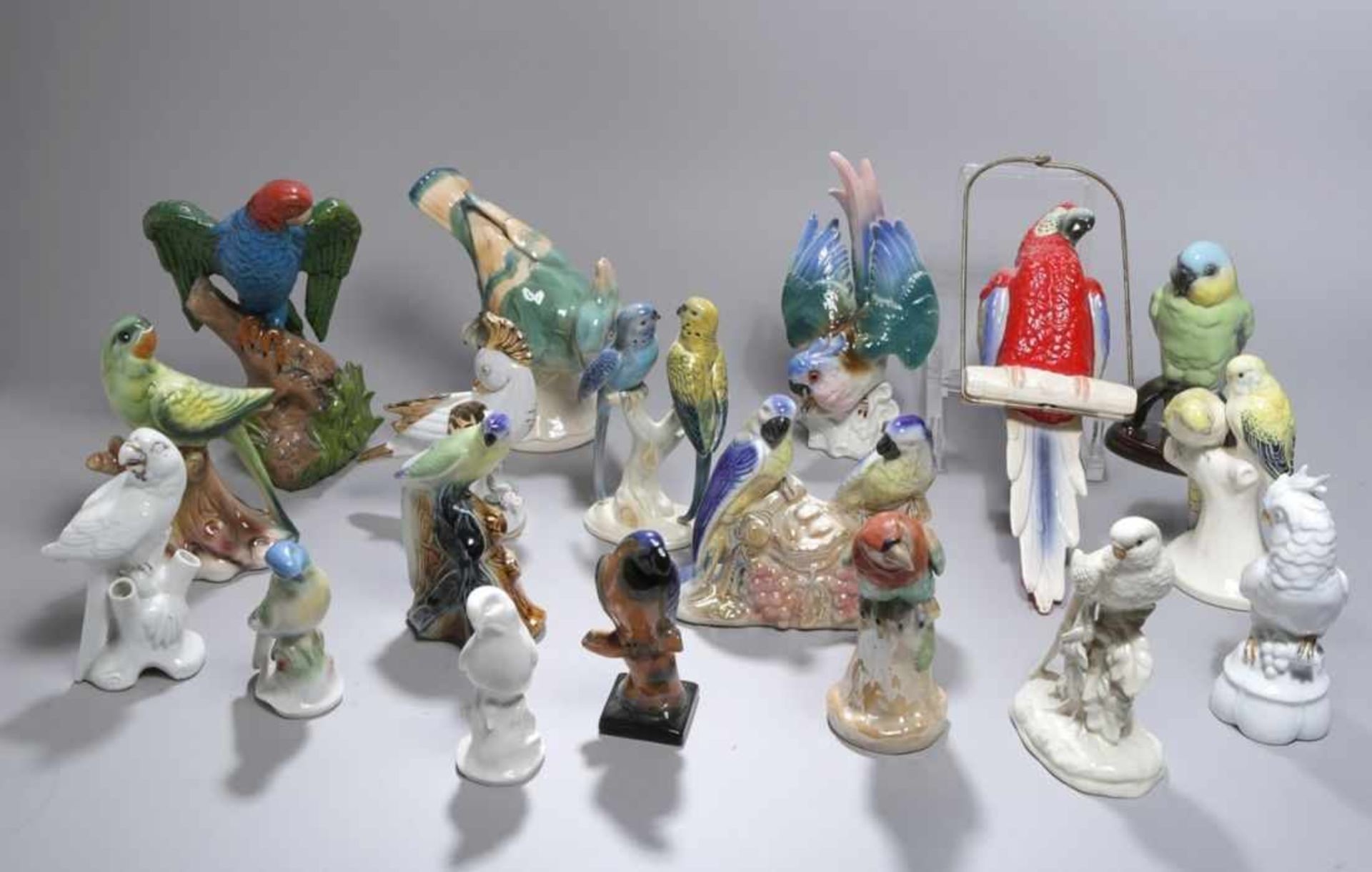Konvolut Tier-Plastiken, 19-tlg., Porzellan und Keramik, unterschiedliche Vögel, Formenund Größen,