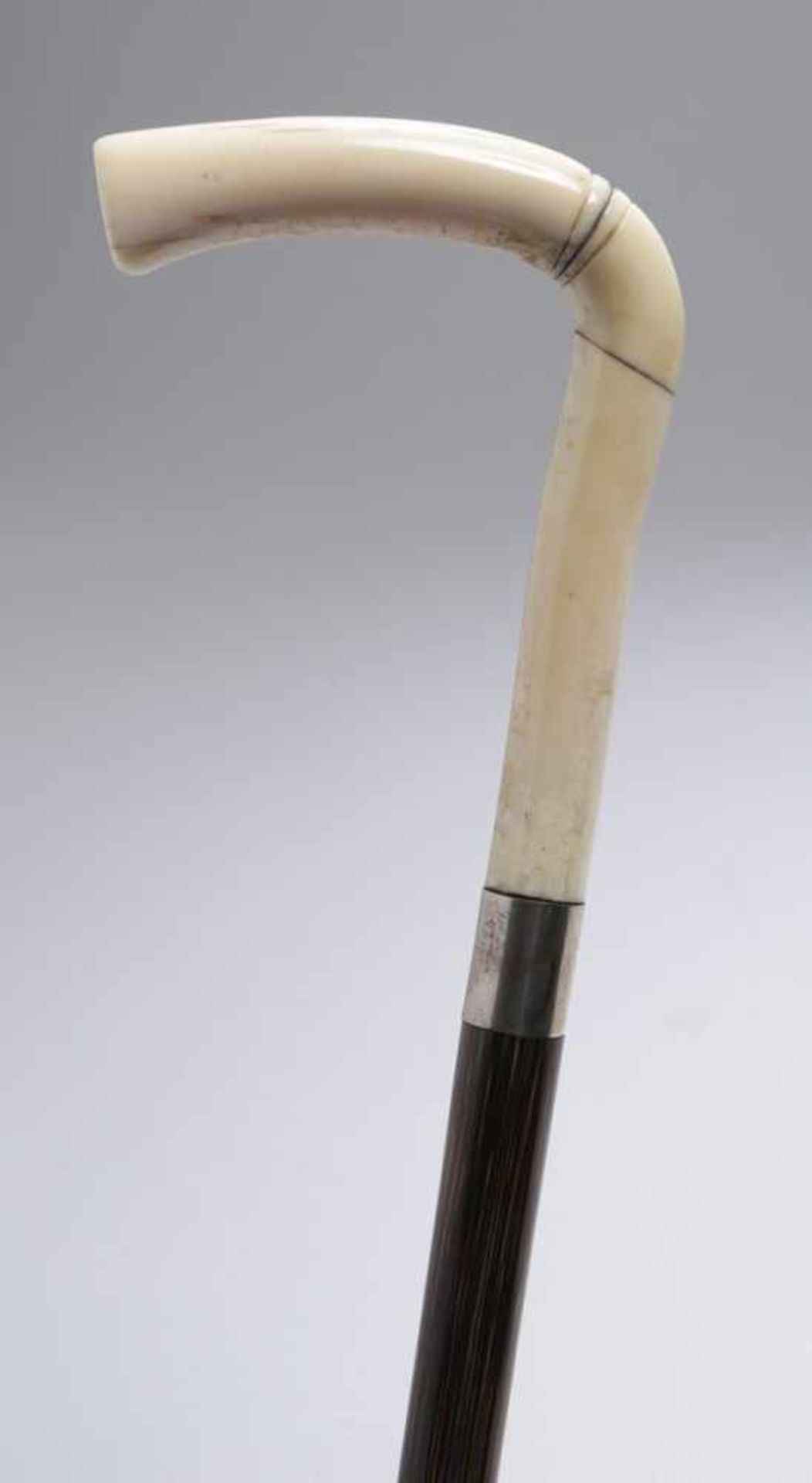 Spazierstock, um 1900, brauner Holzschaft, Griff aus Elfenbein, L 87 cm, Griff mitTrockenrissen - Bild 2 aus 2
