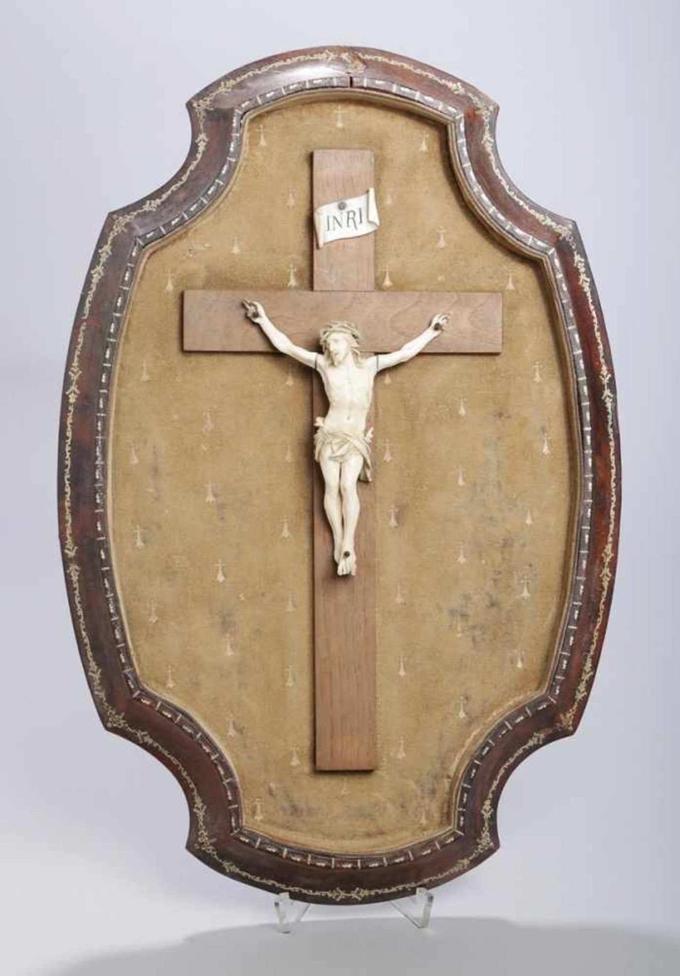 Elfenbein-Corpus Christi auf Holzkreuz in Rahmung, Frankreich, um 1900, vollplastischerCorpus