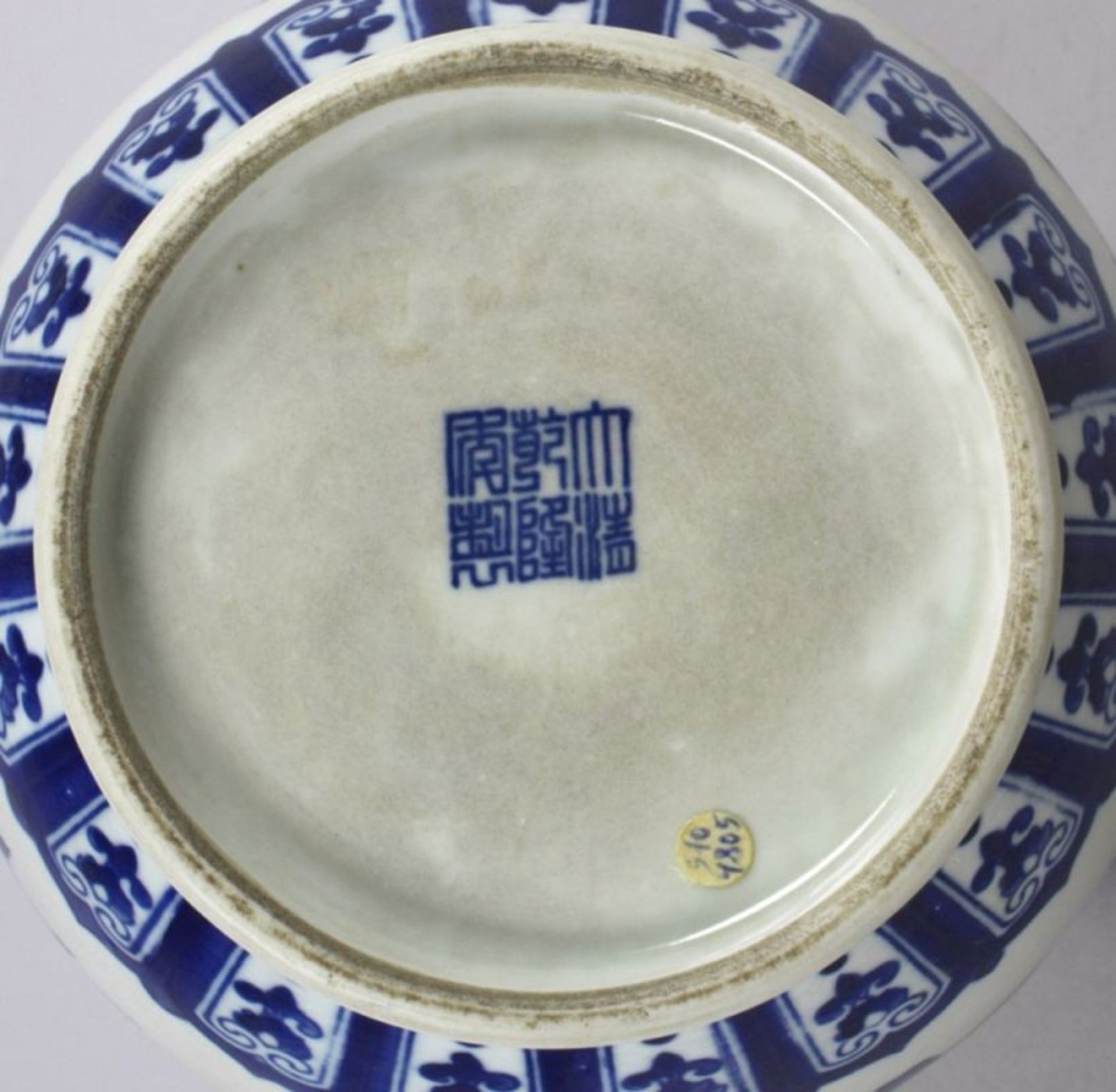 Porzellan-Ziervase, China, 19./20. Jh., über eingezogenem Rundstand tropfenförmiggebauchter Korpus - Bild 5 aus 5