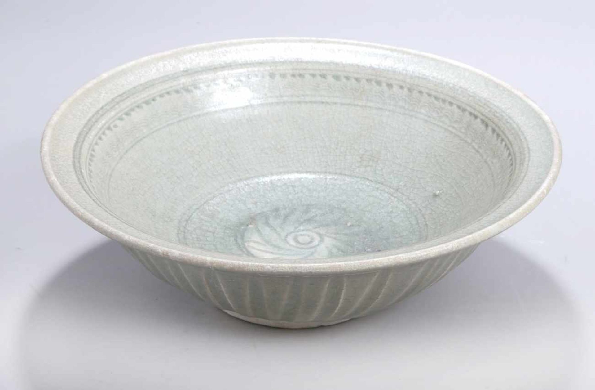 Keramik-Zierschale, Asien, wohl 19. Jh. oder früher, evtl. Schiffswrackfund, runder Stand,halbk