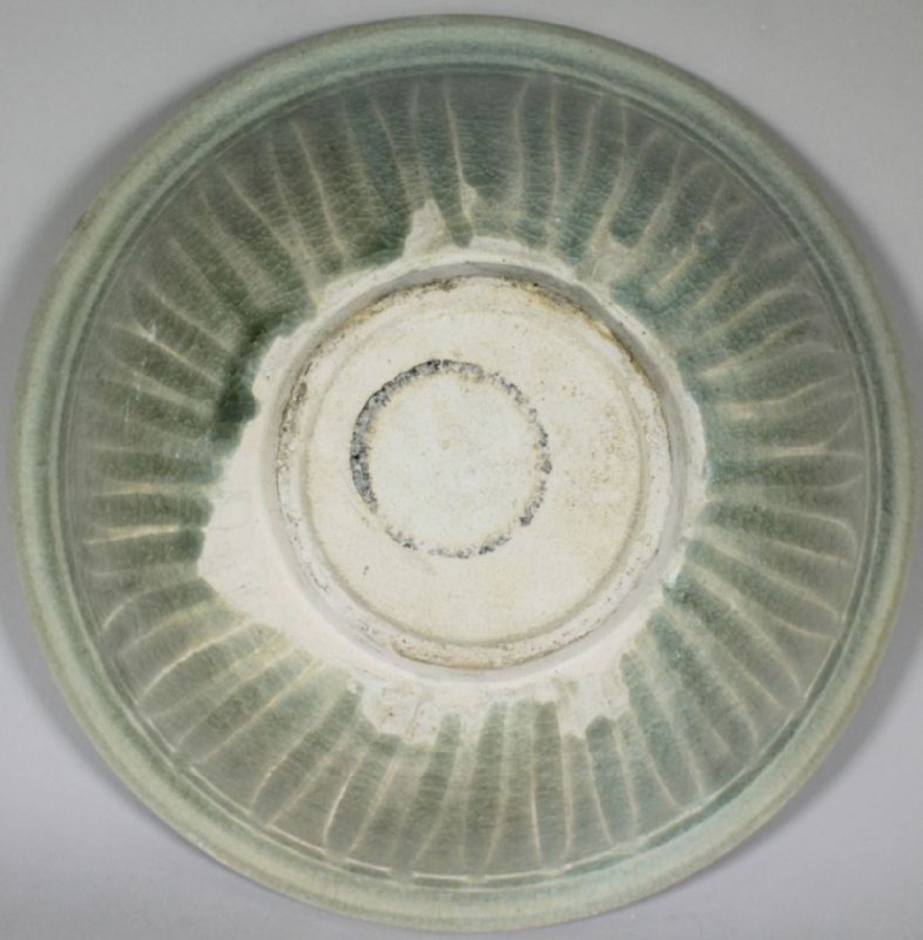 Keramik-Zierschale, Asien, wohl 19. Jh. oder früher, evtl. Schiffswrackfund, runder Stand,halbk - Bild 3 aus 3