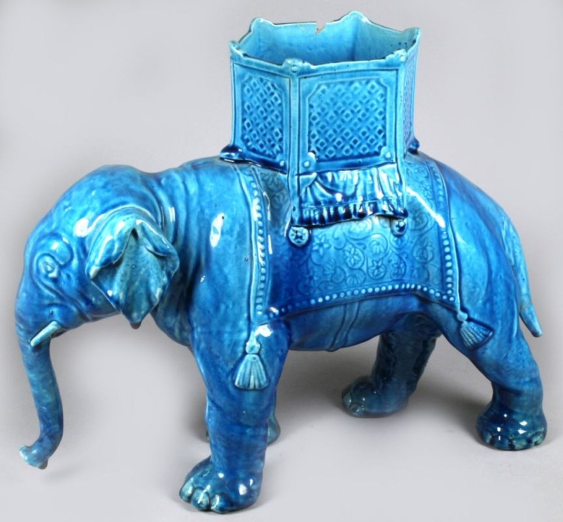 Keramik-Tierplastik, "Elefant", wohl Asien, 2. Hälfte 20. Jh., vollplastische schreitendeDarste - Bild 2 aus 2