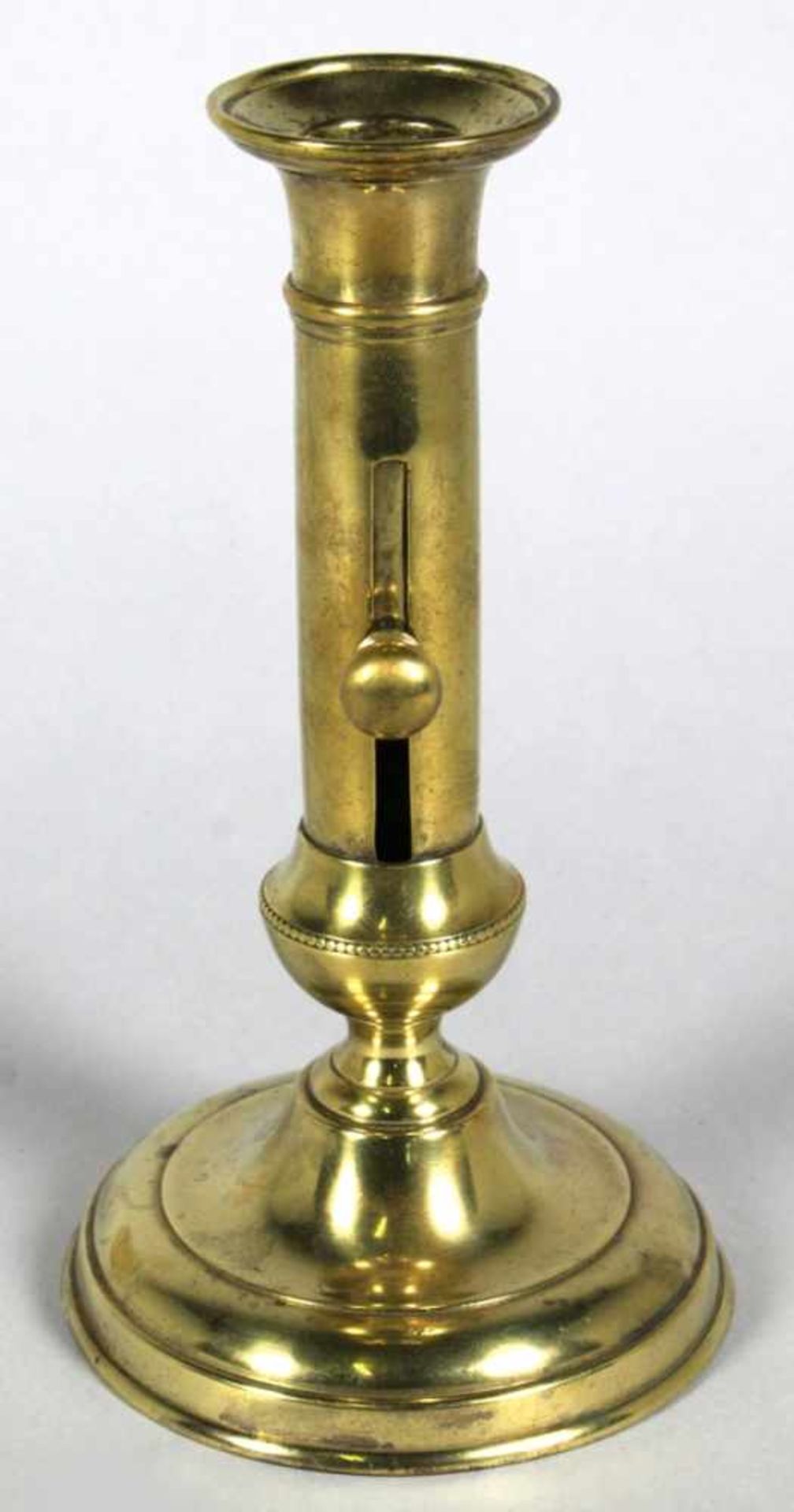 Biedermeier Messing-Schiebeleuchter, 1-flg., dt., um 1820, Tompeten-Rundstand,vasenförmiger Nod - Bild 2 aus 3