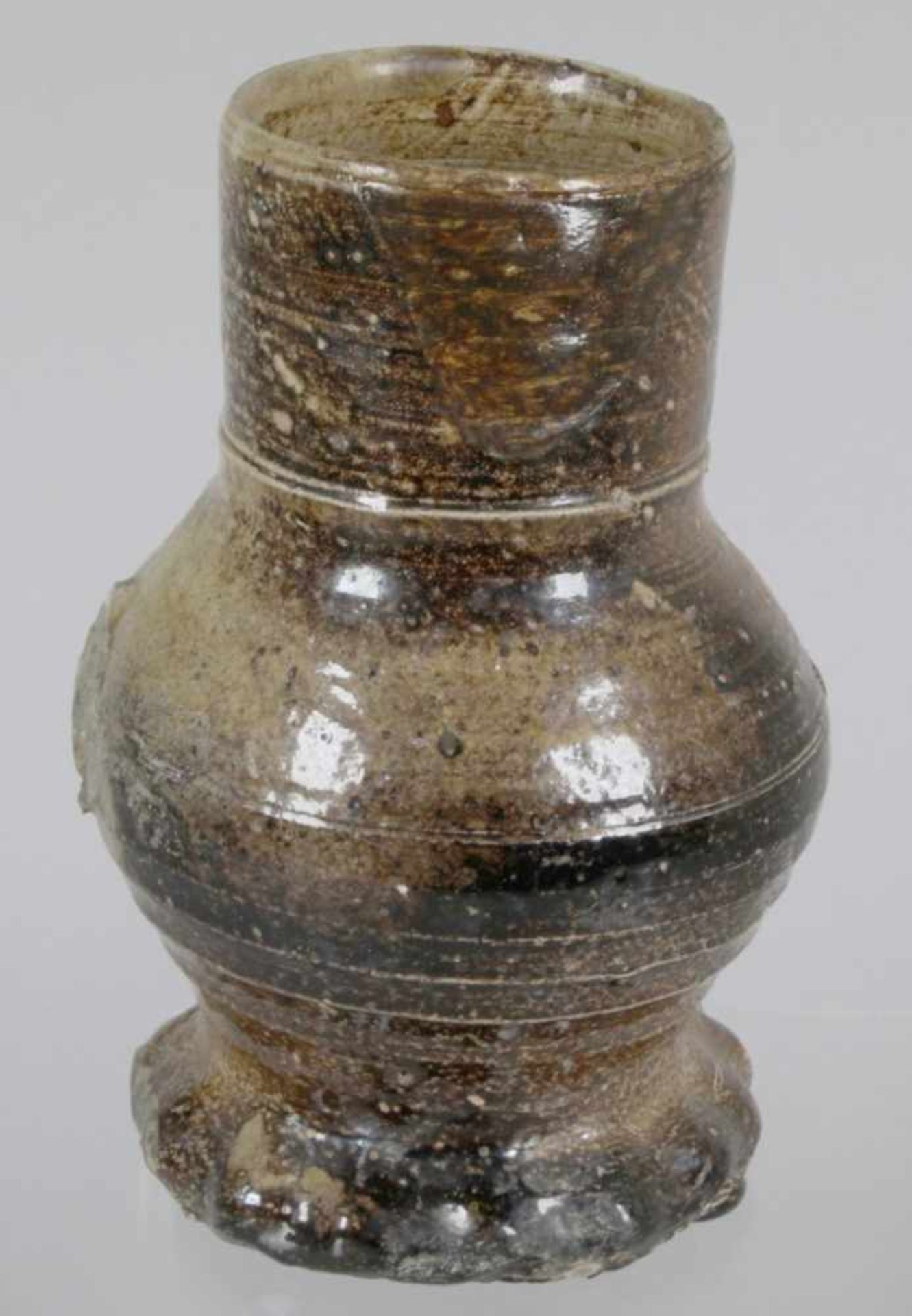 Steinzeug-Zylinderhalskrug, Raeren, 15. Jh., wellig gedrückt ausgestellter Rundstand,bauchiger - Bild 3 aus 7