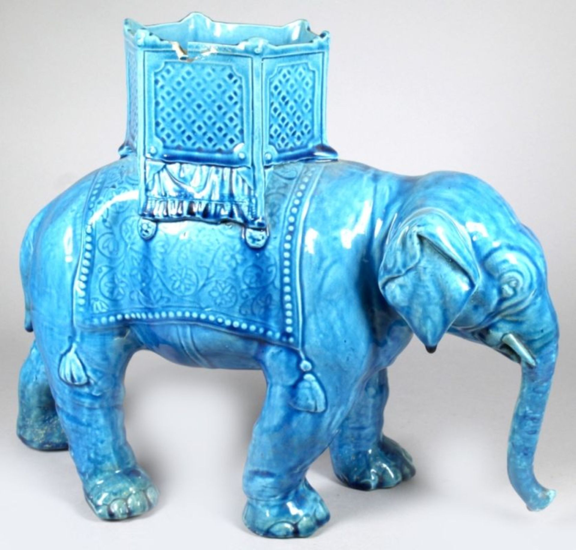 Keramik-Tierplastik, "Elefant", wohl Asien, 2. Hälfte 20. Jh., vollplastische schreitendeDarste
