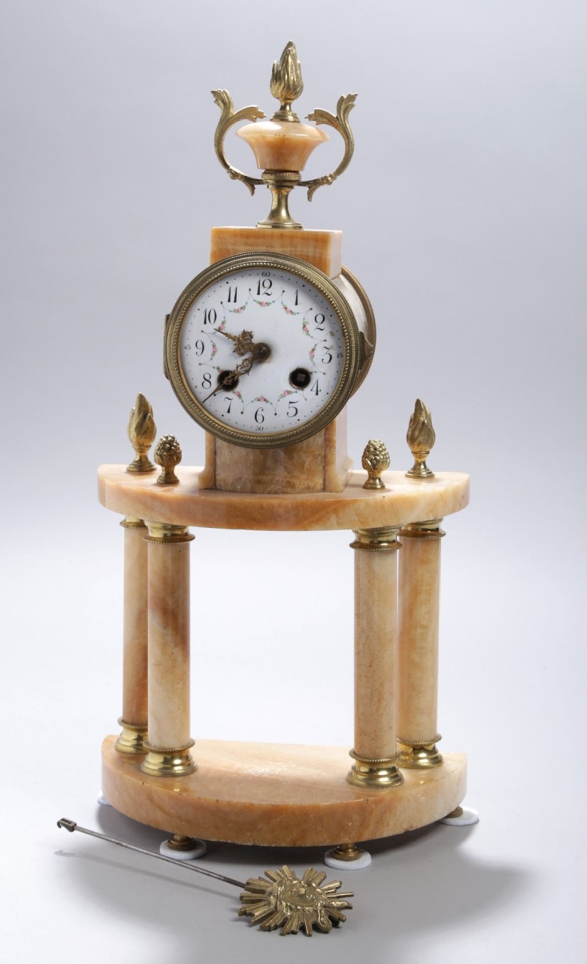 Kamin-Uhr, Frankreich, Mitte 19. Jh., Marmorsockel, darauf 4 Säulen, Uhrwerk als obererAbschluß