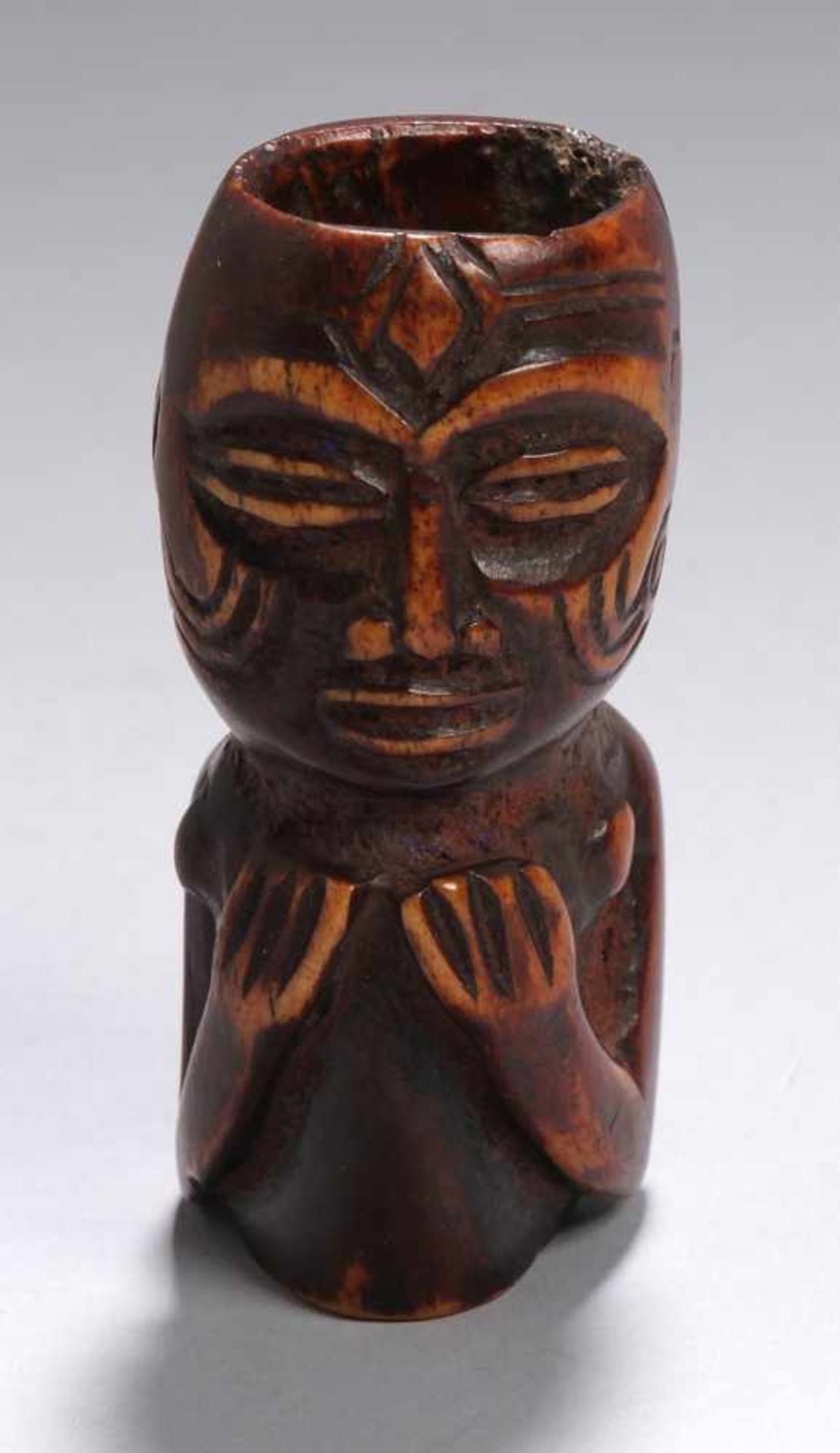 Bein-Ritualgefäß, Tchokwe, Kongo, Röhrenstück beschnitzt in Form von stehender Ahnenfigurmit an