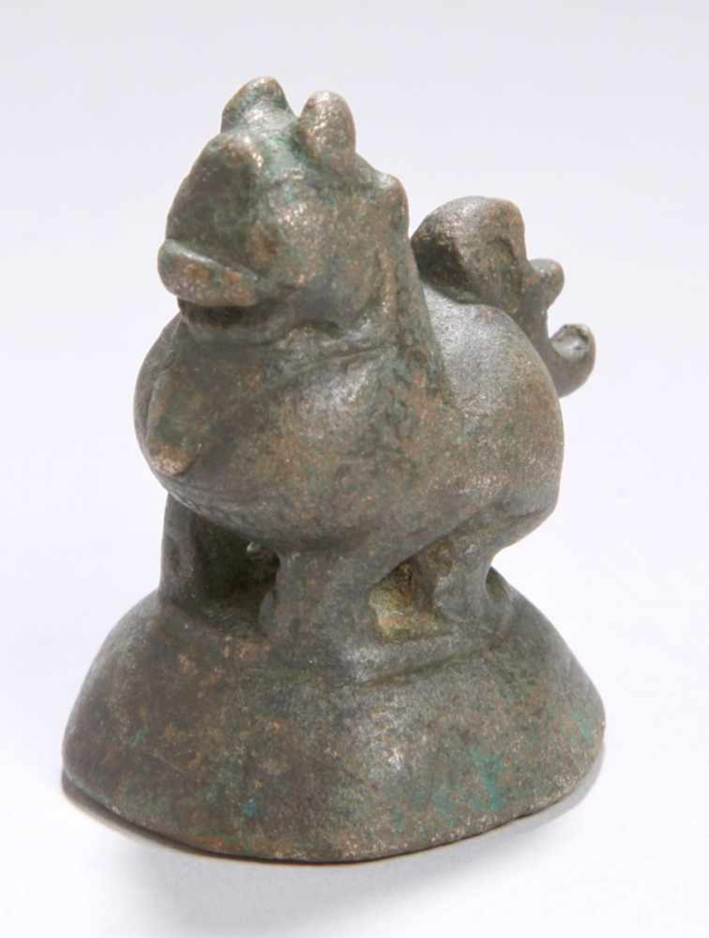 Bronze-Opiumgewicht, Burma, 18. Jh., gearbeitet in Form von Löwe auf Sockel, dunkleAlterspatina