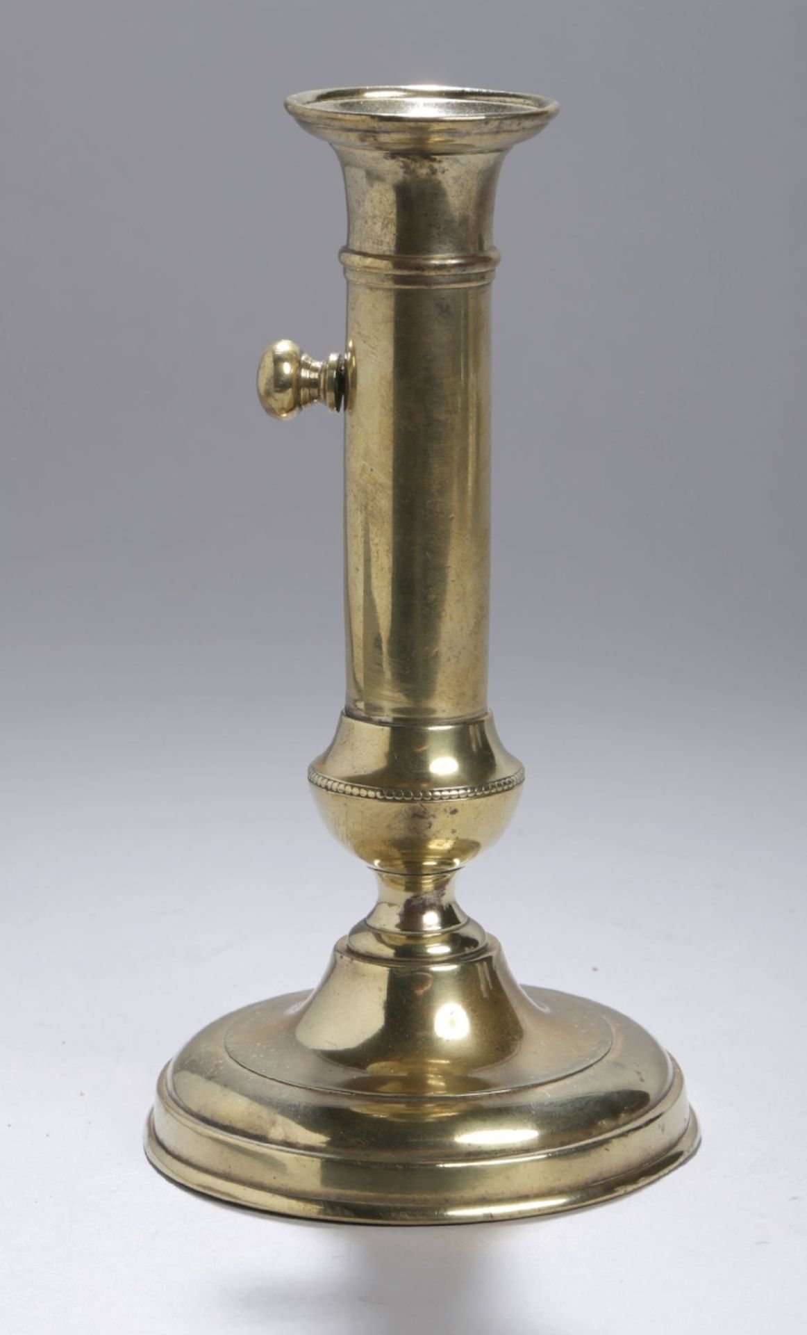 Biedermeier Messing-Schiebeleuchter, 1-flg., dt., um 1820, Tompeten-Rundstand,vasenförmiger Nod