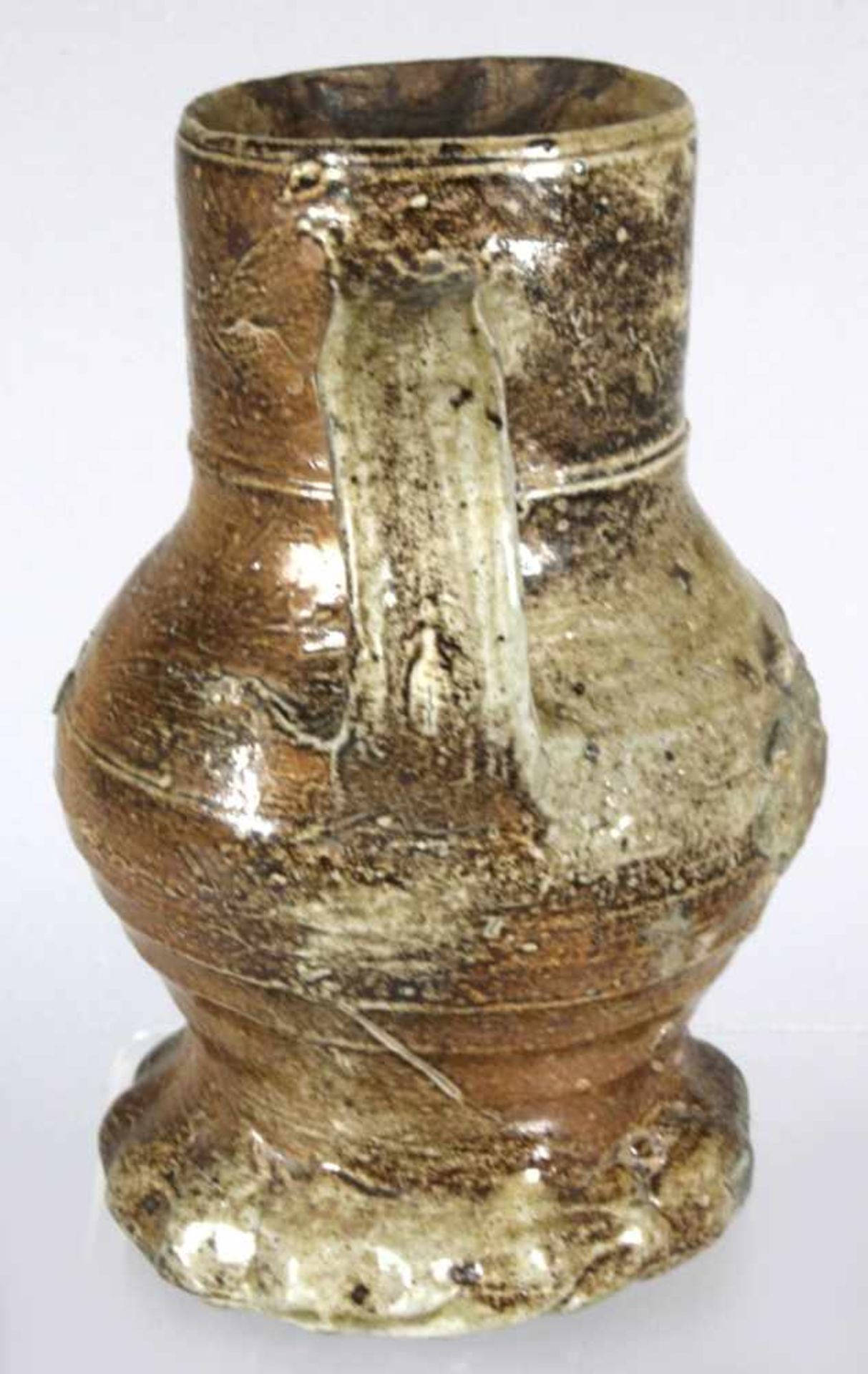 Steinzeug-Zylinderhalskrug, Raeren, 15. Jh., wellig gedrückt ausgestellter Rundstand,bauchiger - Bild 4 aus 7